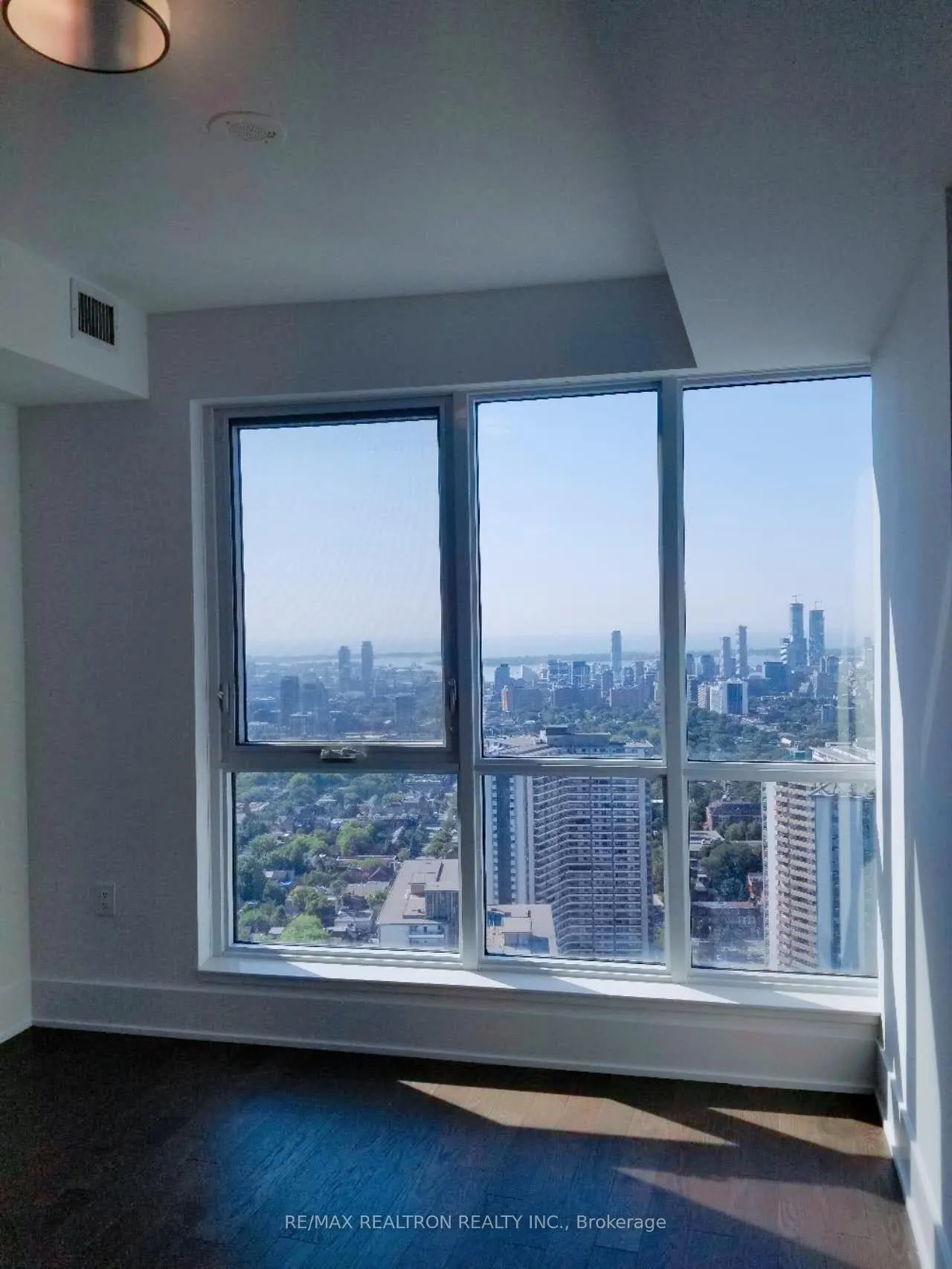 Photo 3 of Unit 4219, 585 Bloor Street E, Toronto, North St. James Town — HOMEH