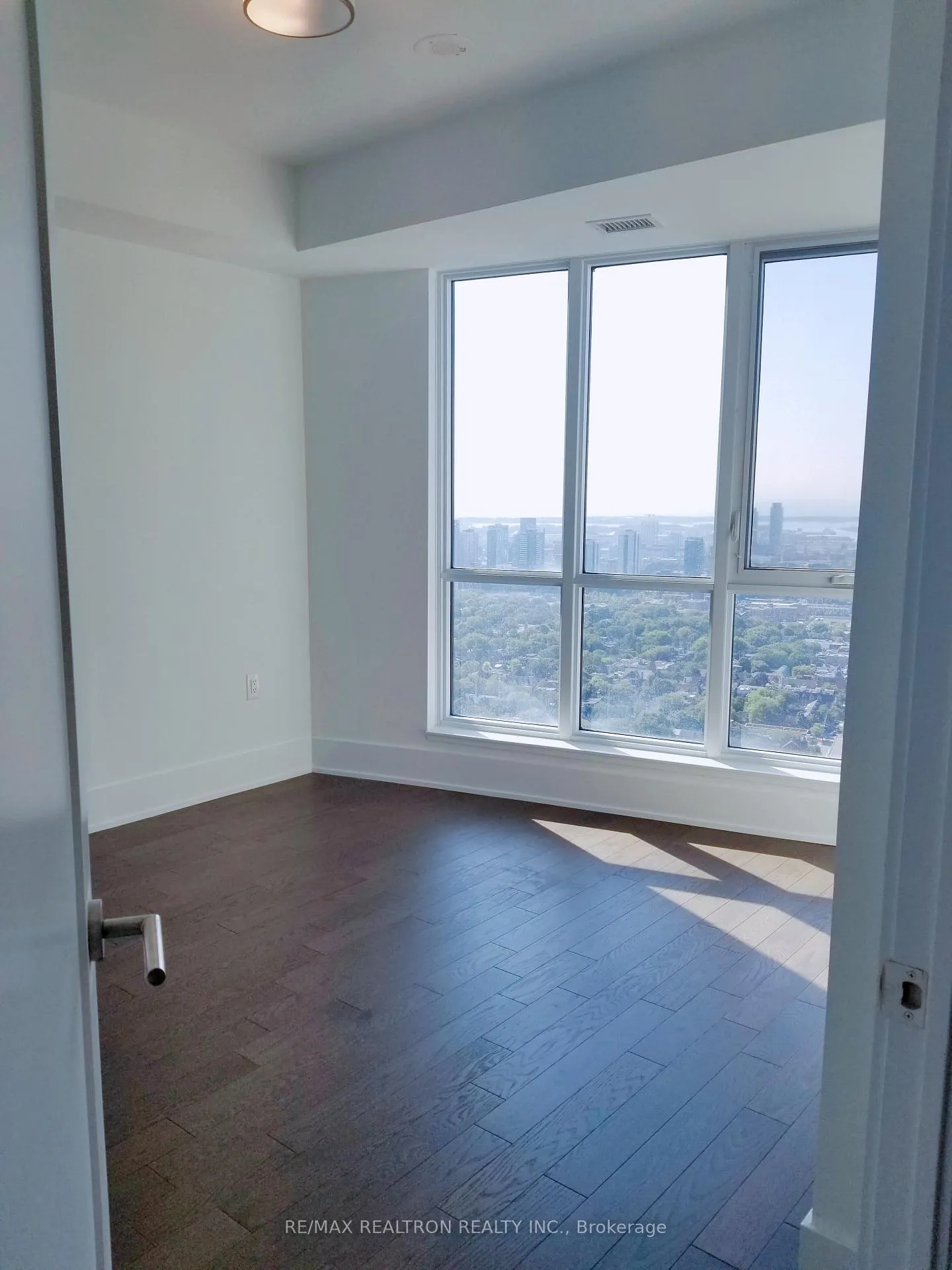 Photo 4 of Unit 4219, 585 Bloor Street E, Toronto, North St. James Town — HOMEH
