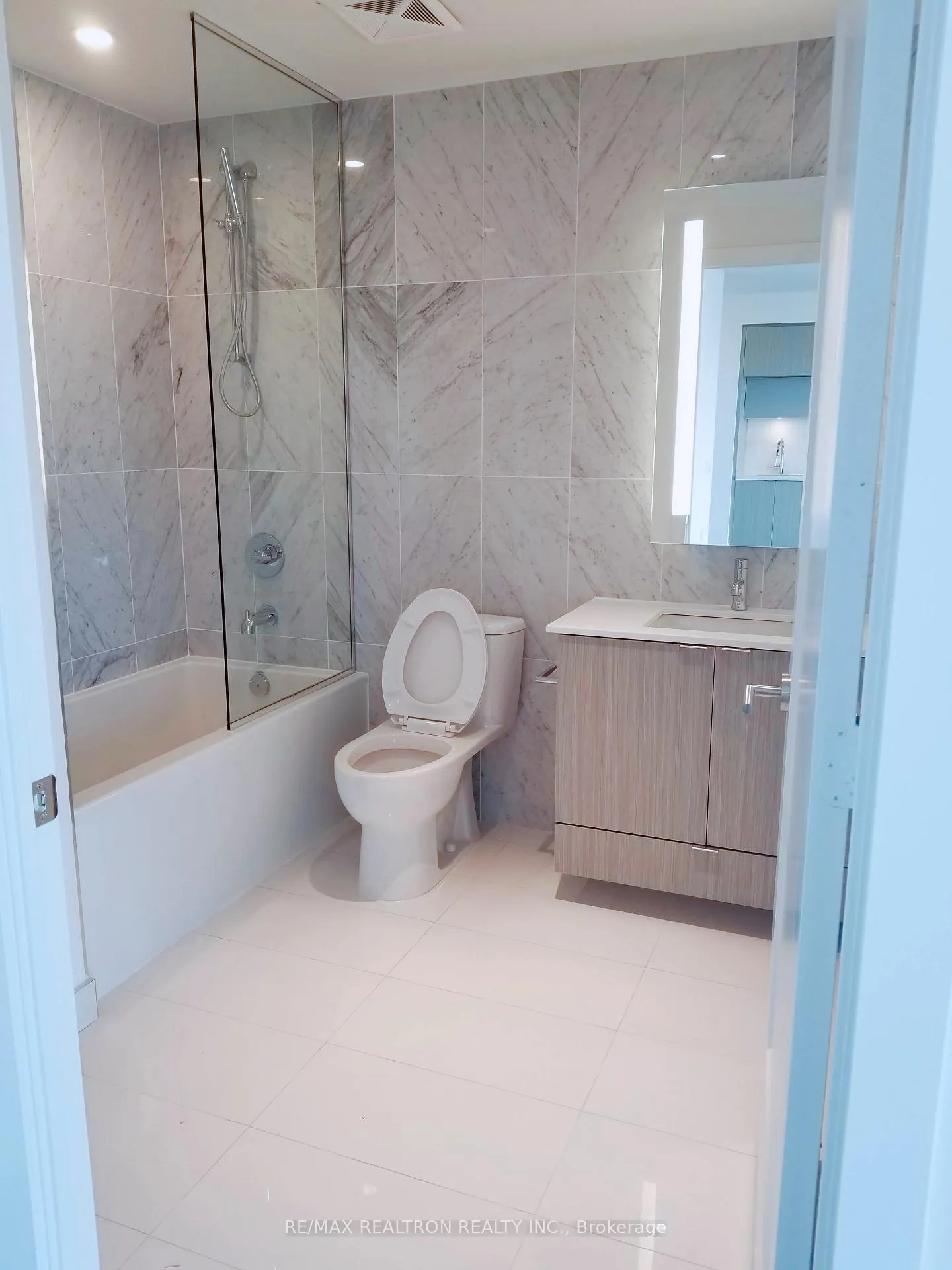 Photo 8 of Unit 4219, 585 Bloor Street E, Toronto, North St. James Town — HOMEH