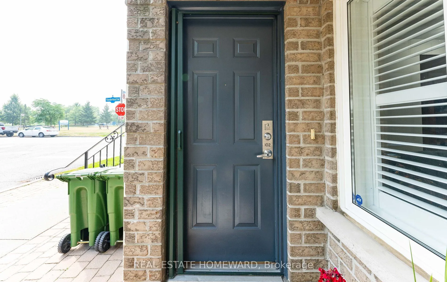 Photo 4 of Unit 102, 2 Brian Peck Crescent, Toronto, Leaside — HOMEH