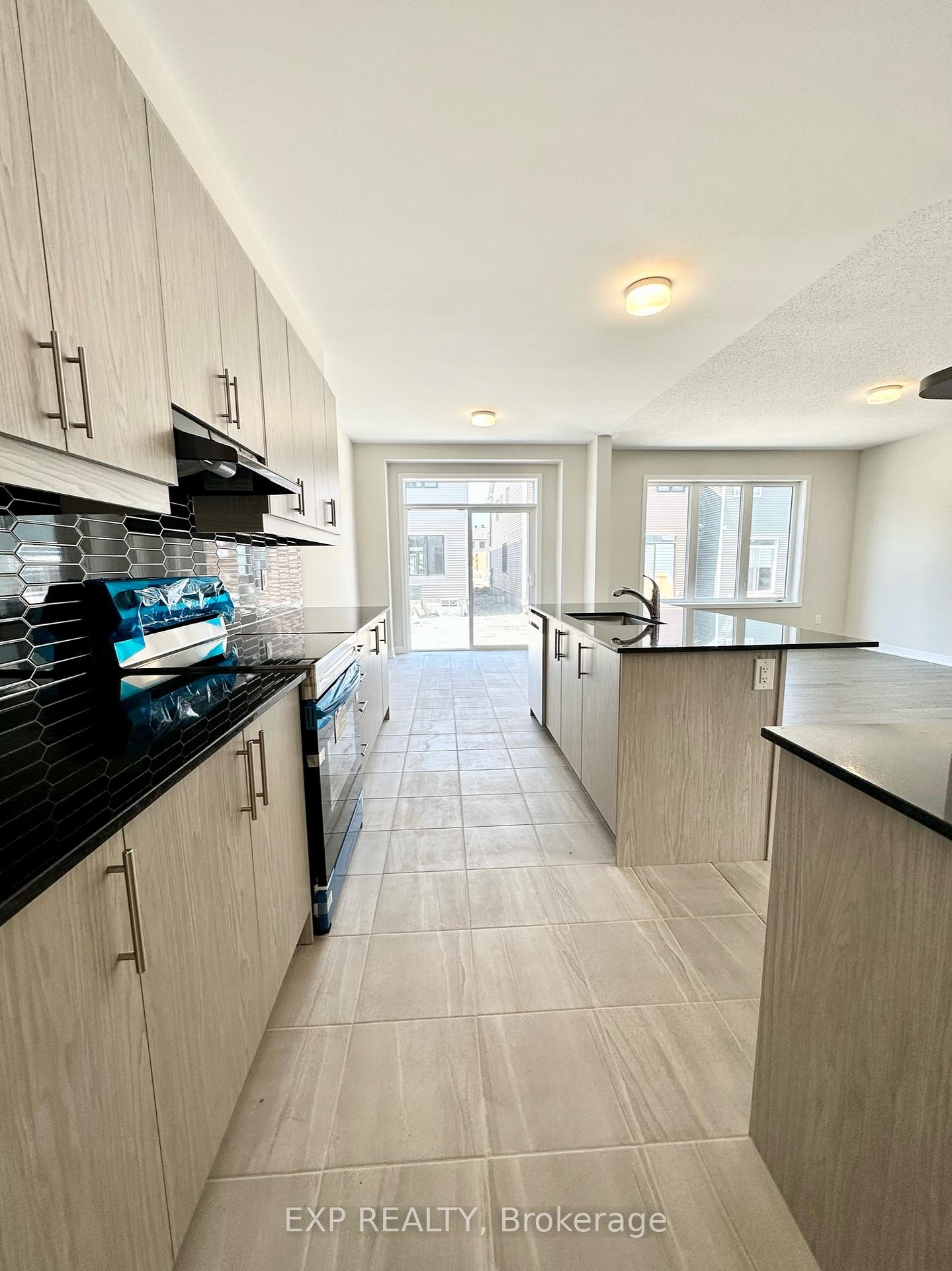 Photo 3 of 2433 Watercolours Way, Ottawa, Barrhaven - Half Moon Bay — HOMEH