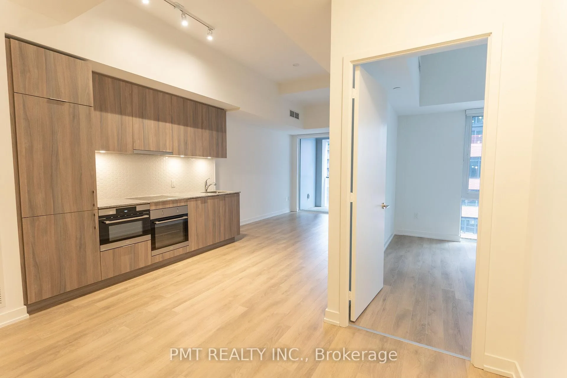 Photo 3 of Unit 913, 158 Front Street E, Toronto, Moss Park — HOMEH