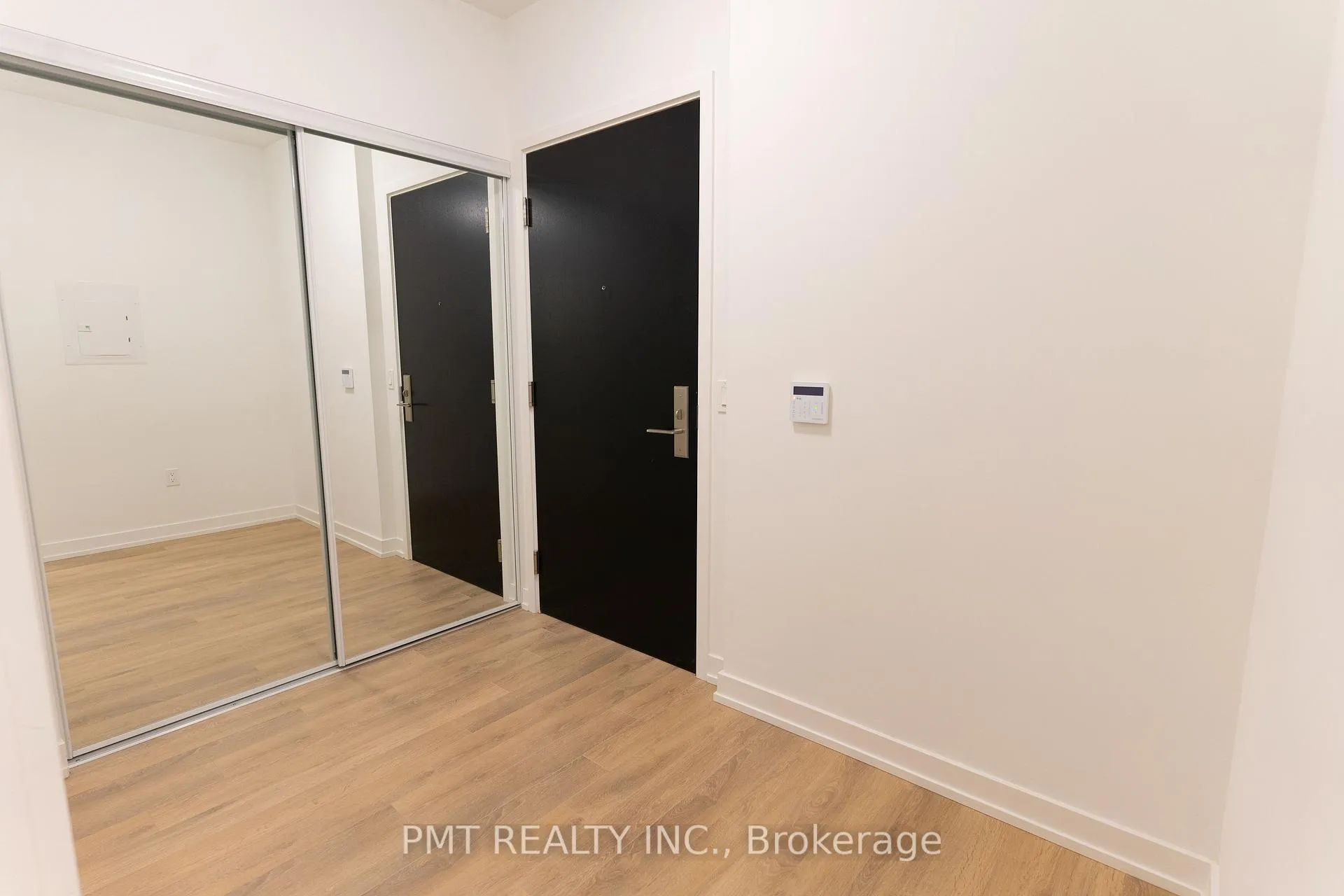 Photo 4 of Unit 913, 158 Front Street E, Toronto, Moss Park — HOMEH