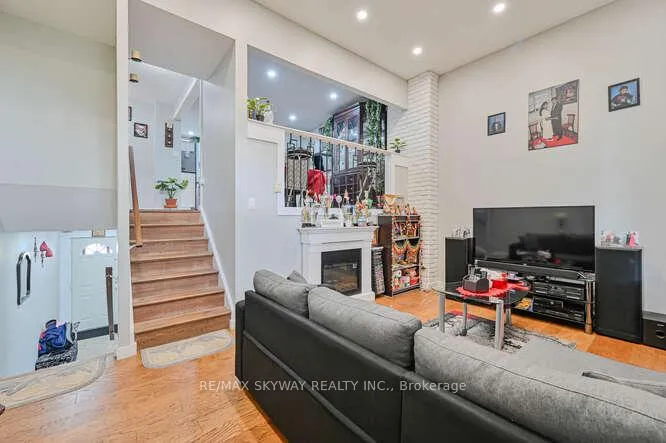 Photo 8 of 51 Briar Path, Brampton, Avondale — HOMEH