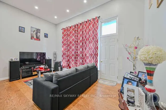 Photo 9 of 51 Briar Path, Brampton, Avondale — HOMEH