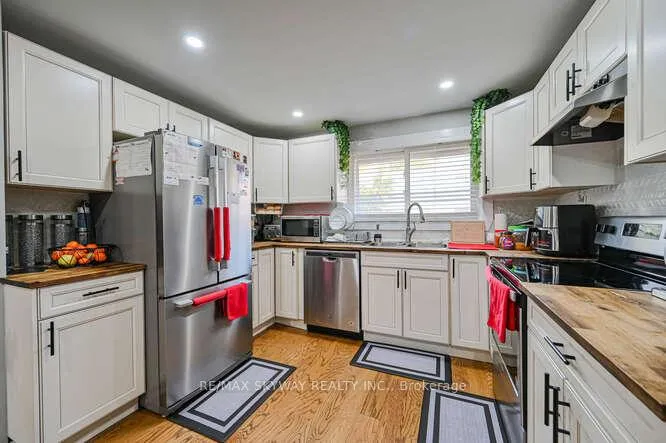 Photo 12 of 51 Briar Path, Brampton, Avondale — HOMEH
