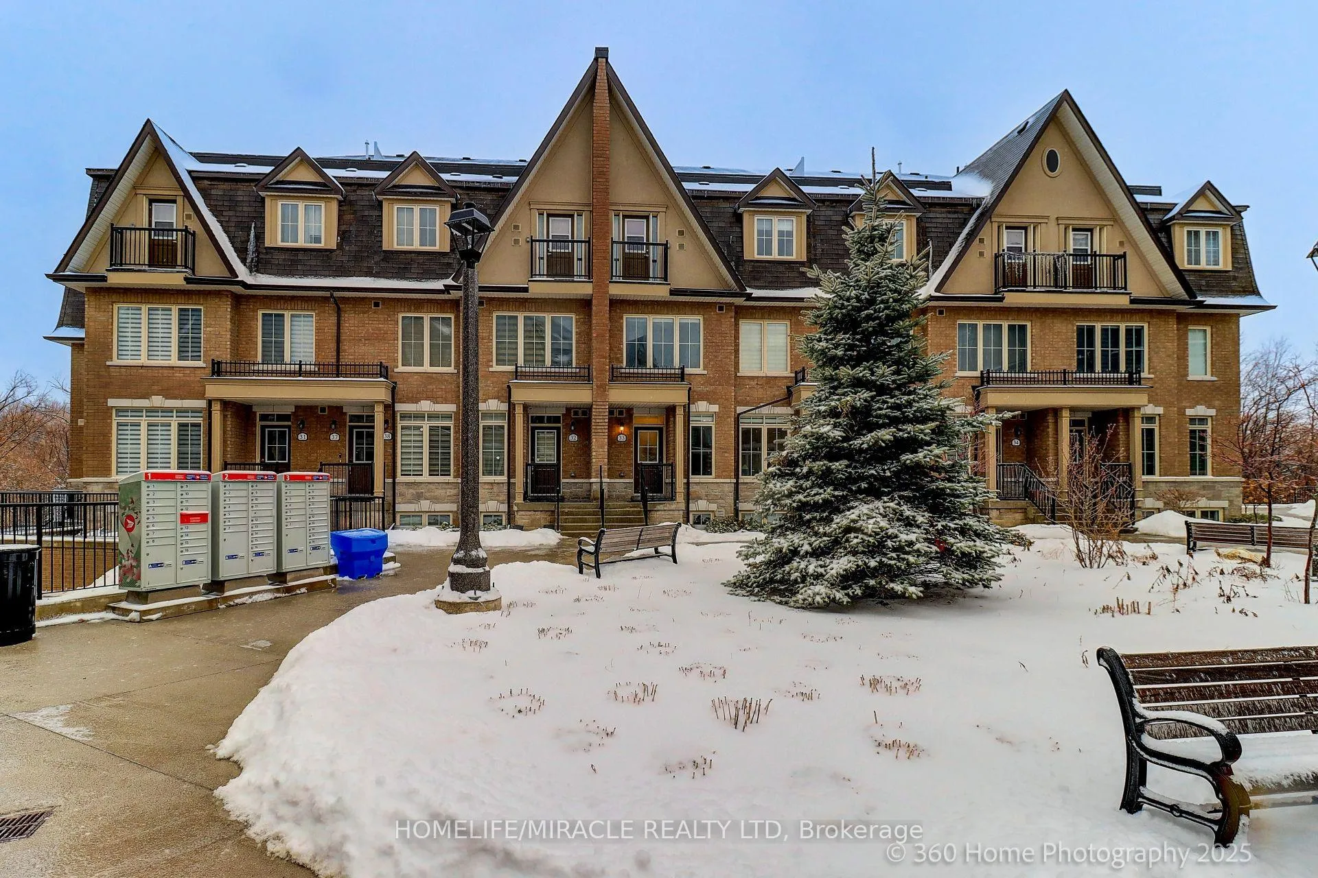 Photo 2 of Unit 33, 181 Parktree Drive, Vaughan, Maple — HOMEH