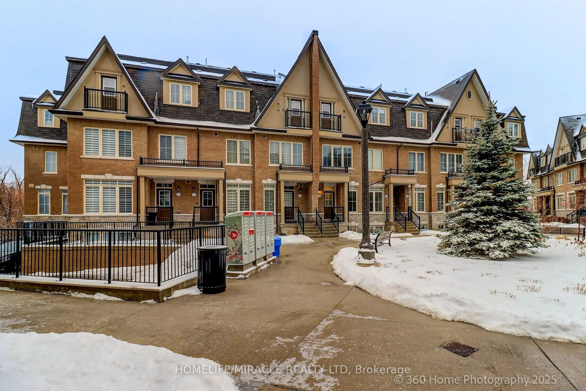 Photo 4 of Unit 33, 181 Parktree Drive, Vaughan, Maple — HOMEH