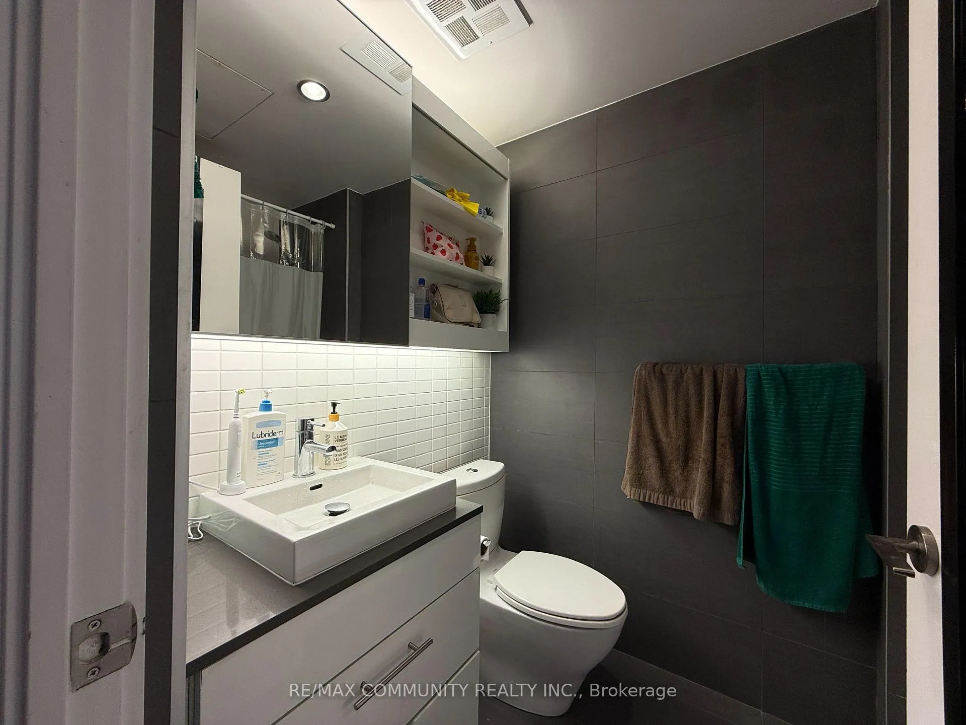 Photo 4 of Unit 803, 32 Trolley Crescent, Toronto, Moss Park — HOMEH
