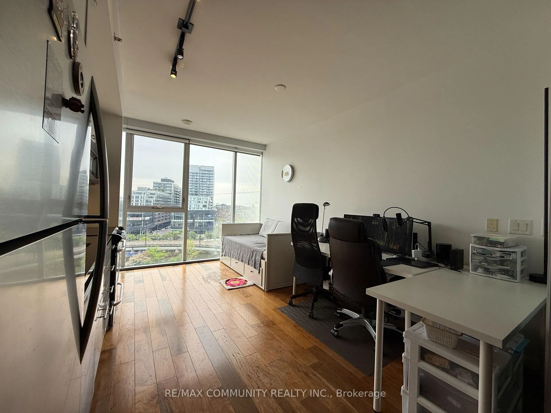 Photo 8 of Unit 803, 32 Trolley Crescent, Toronto, Moss Park — HOMEH