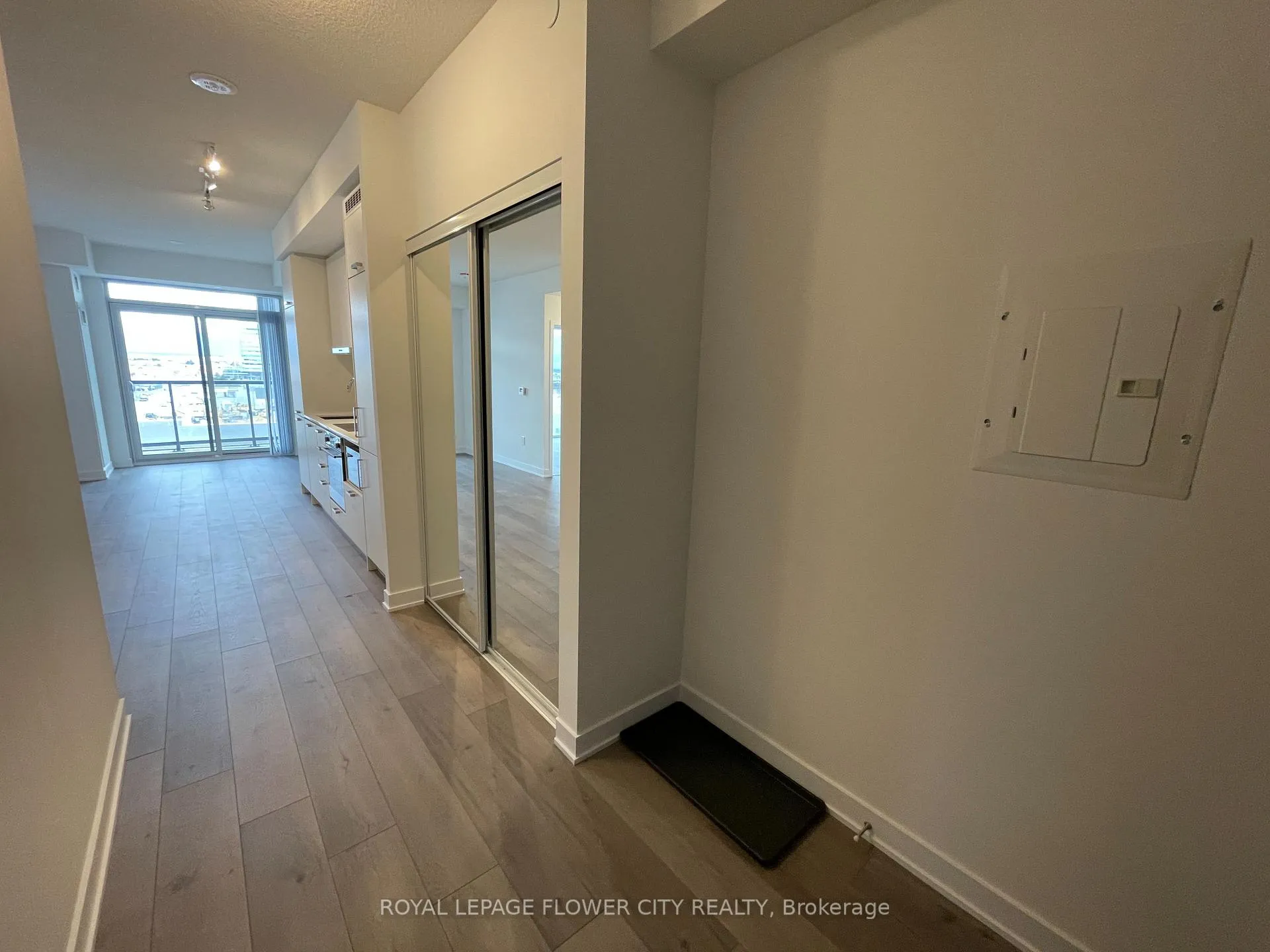 Photo 5 of Unit 801, 10 Honeycrisp Crescent, Vaughan, Vaughan Corporate Centre — HOMEH