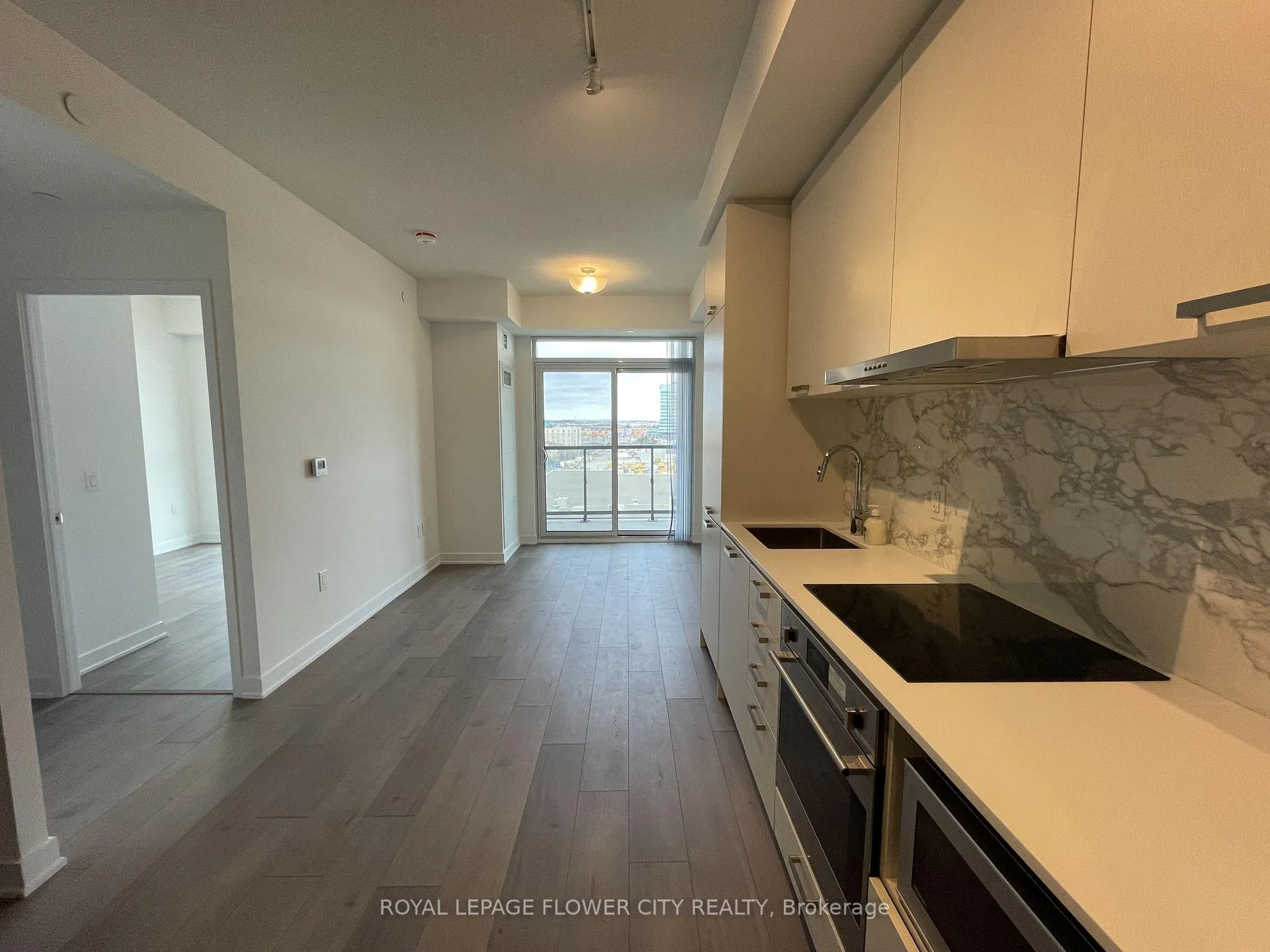 Photo 6 of Unit 801, 10 Honeycrisp Crescent, Vaughan, Vaughan Corporate Centre — HOMEH