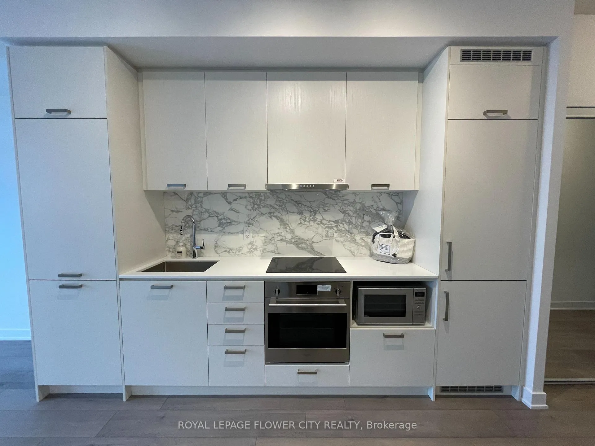 Photo 7 of Unit 801, 10 Honeycrisp Crescent, Vaughan, Vaughan Corporate Centre — HOMEH