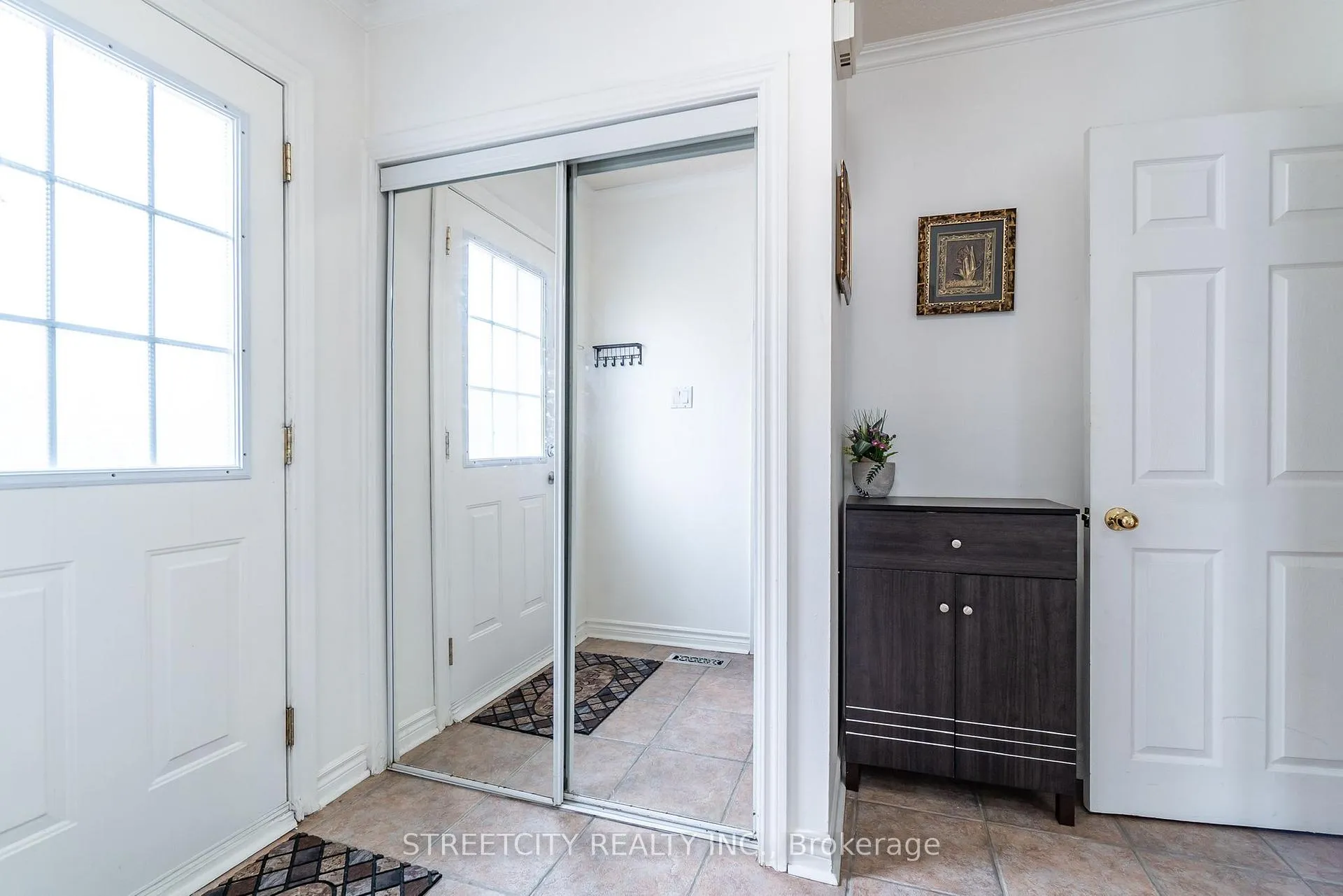 Photo 3 of 57 Town House Crescent, Brampton, Brampton East — HOMEH