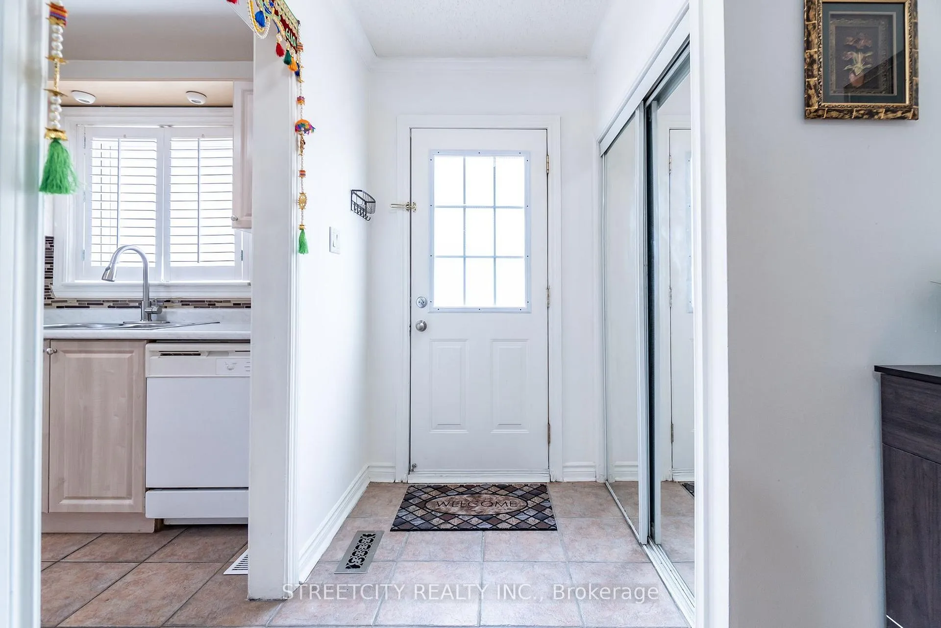 Photo 4 of 57 Town House Crescent, Brampton, Brampton East — HOMEH