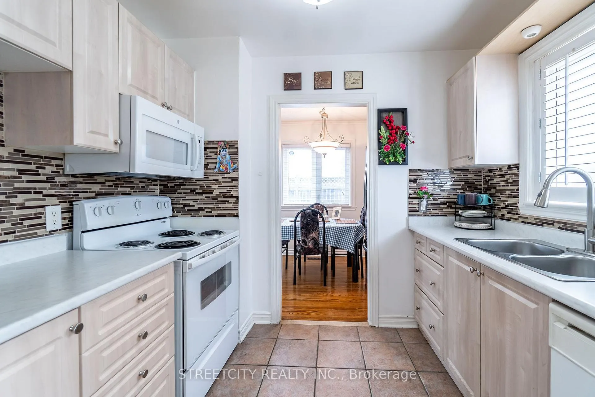 Photo 8 of 57 Town House Crescent, Brampton, Brampton East — HOMEH