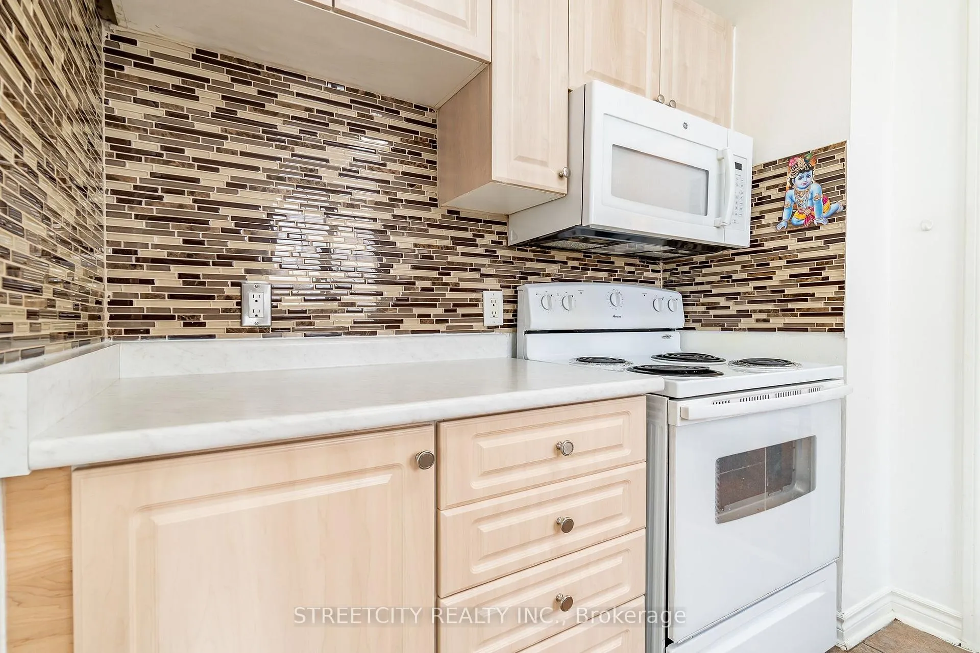 Photo 9 of 57 Town House Crescent, Brampton, Brampton East — HOMEH
