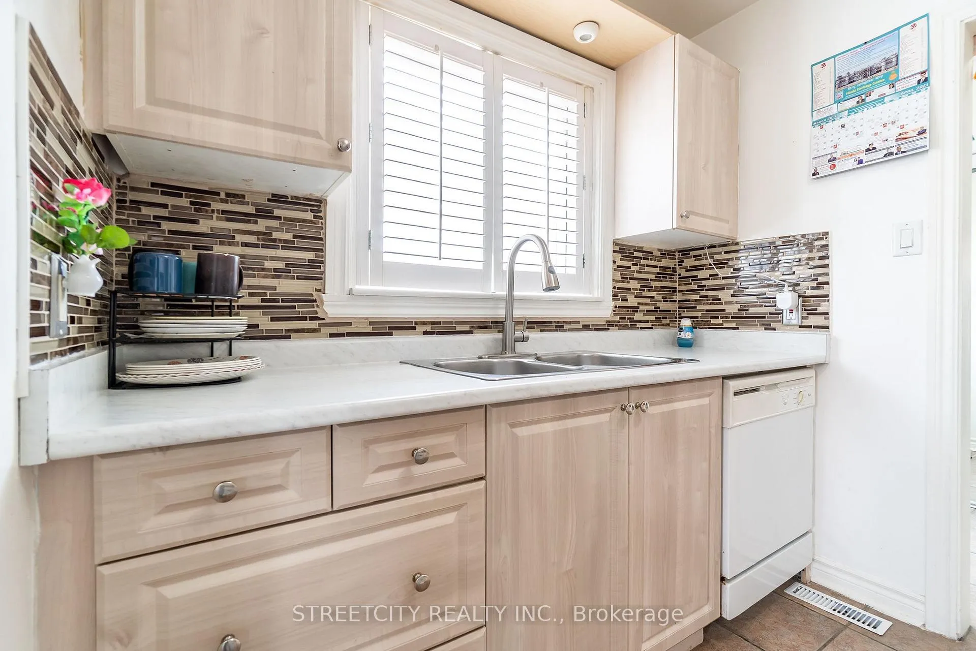 Photo 10 of 57 Town House Crescent, Brampton, Brampton East — HOMEH