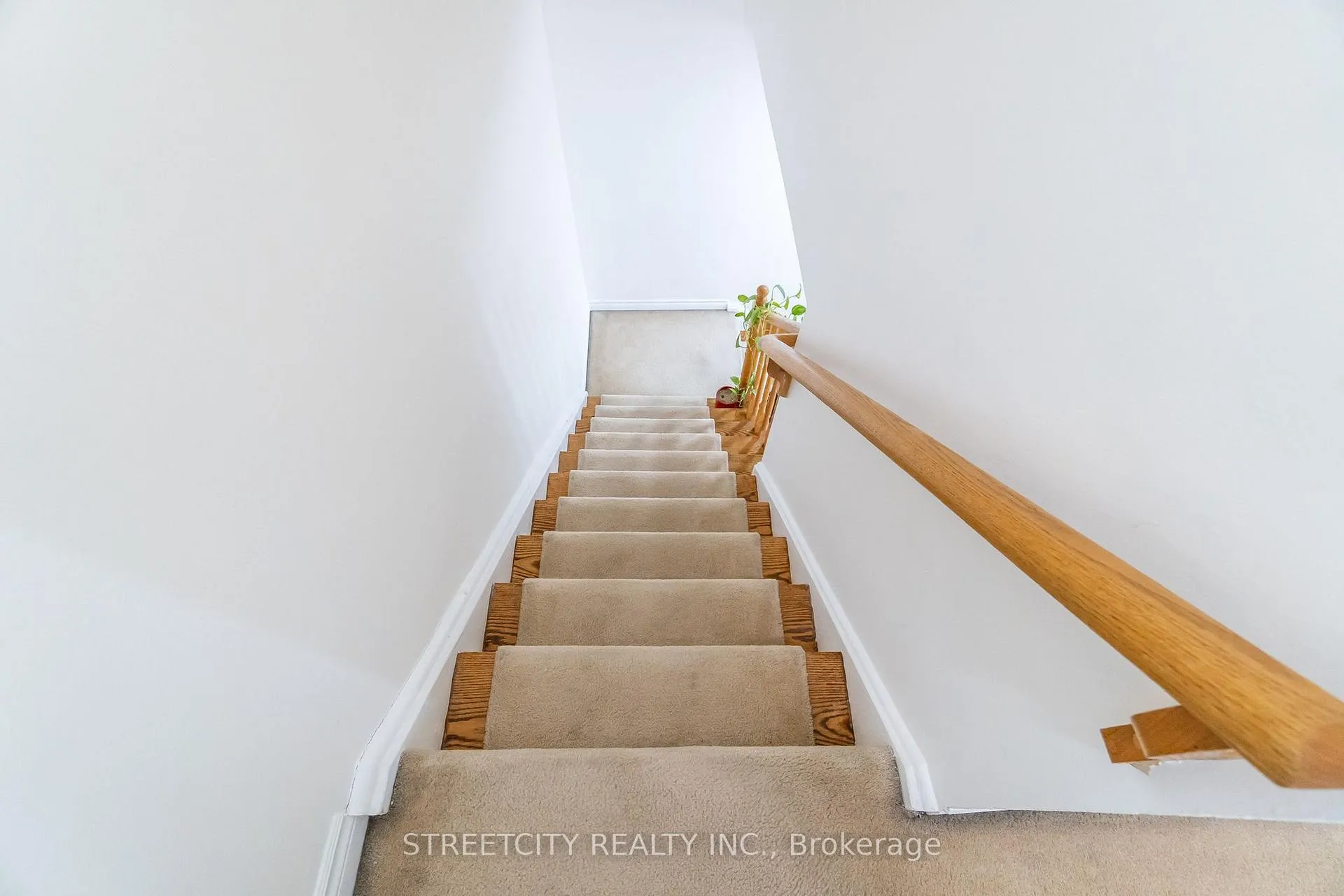 Photo 11 of 57 Town House Crescent, Brampton, Brampton East — HOMEH