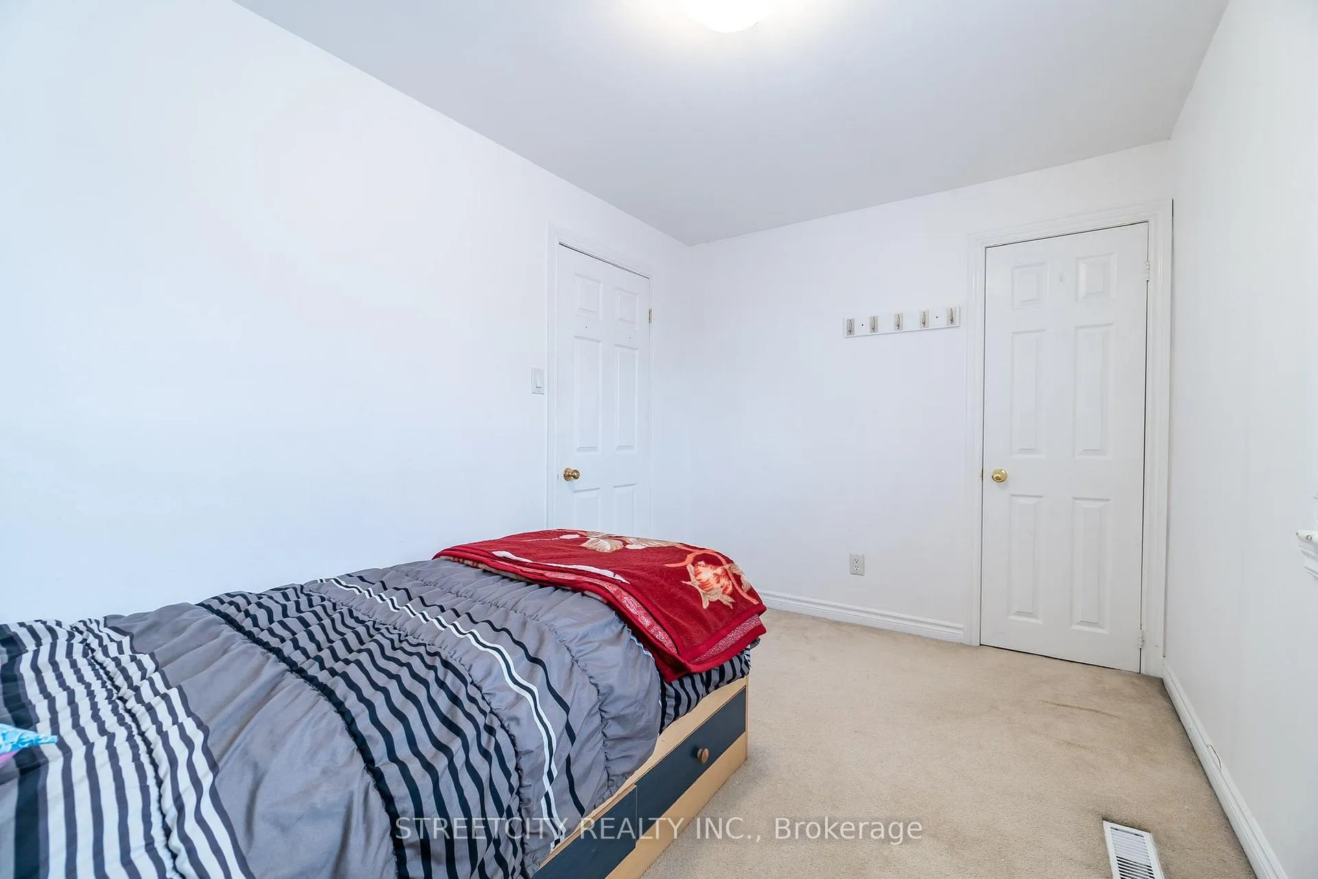 Photo 15 of 57 Town House Crescent, Brampton, Brampton East — HOMEH