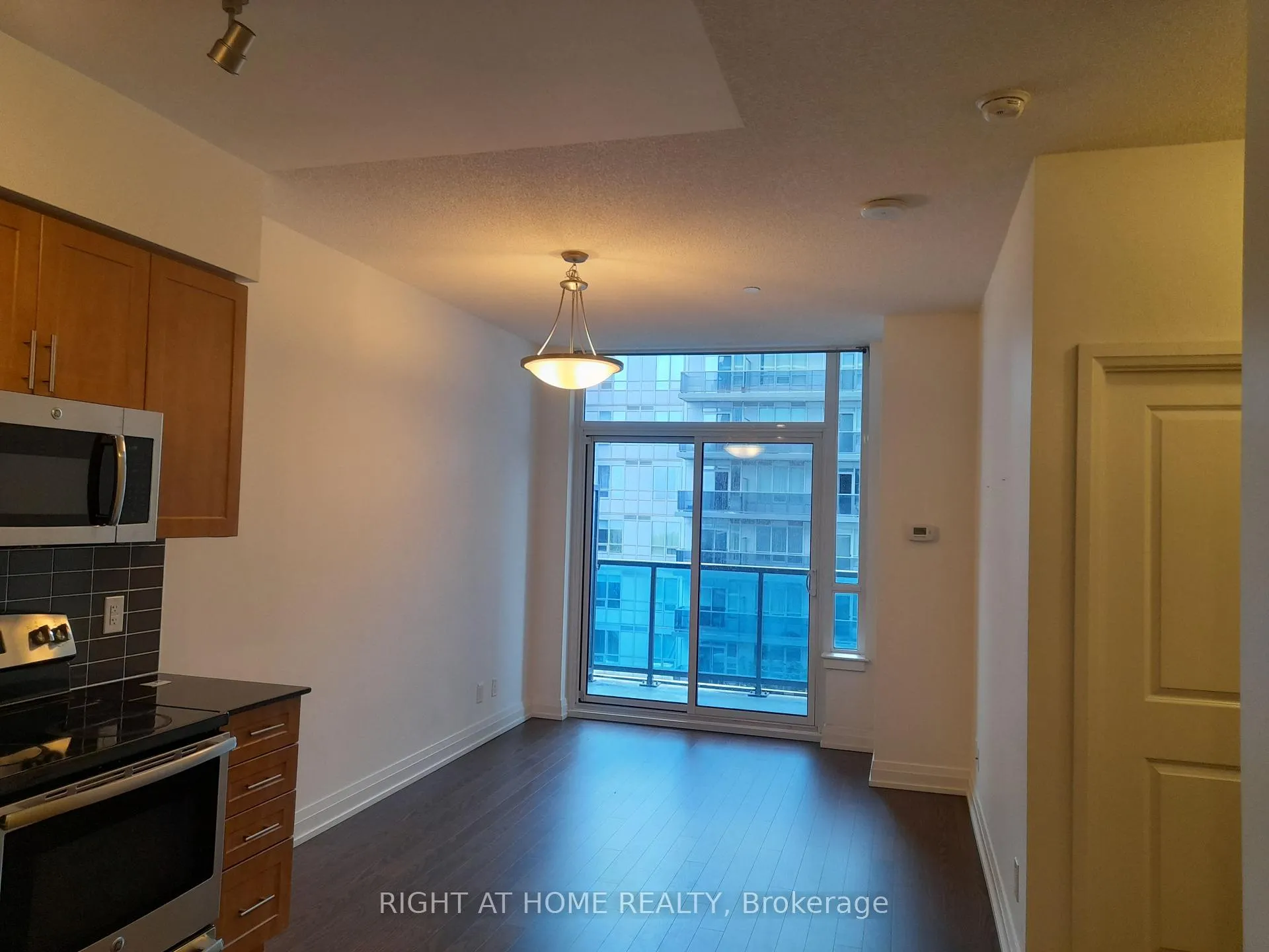 Photo 3 of Unit 832, 7165 Yonge Street, Markham, Thornhill — HOMEH
