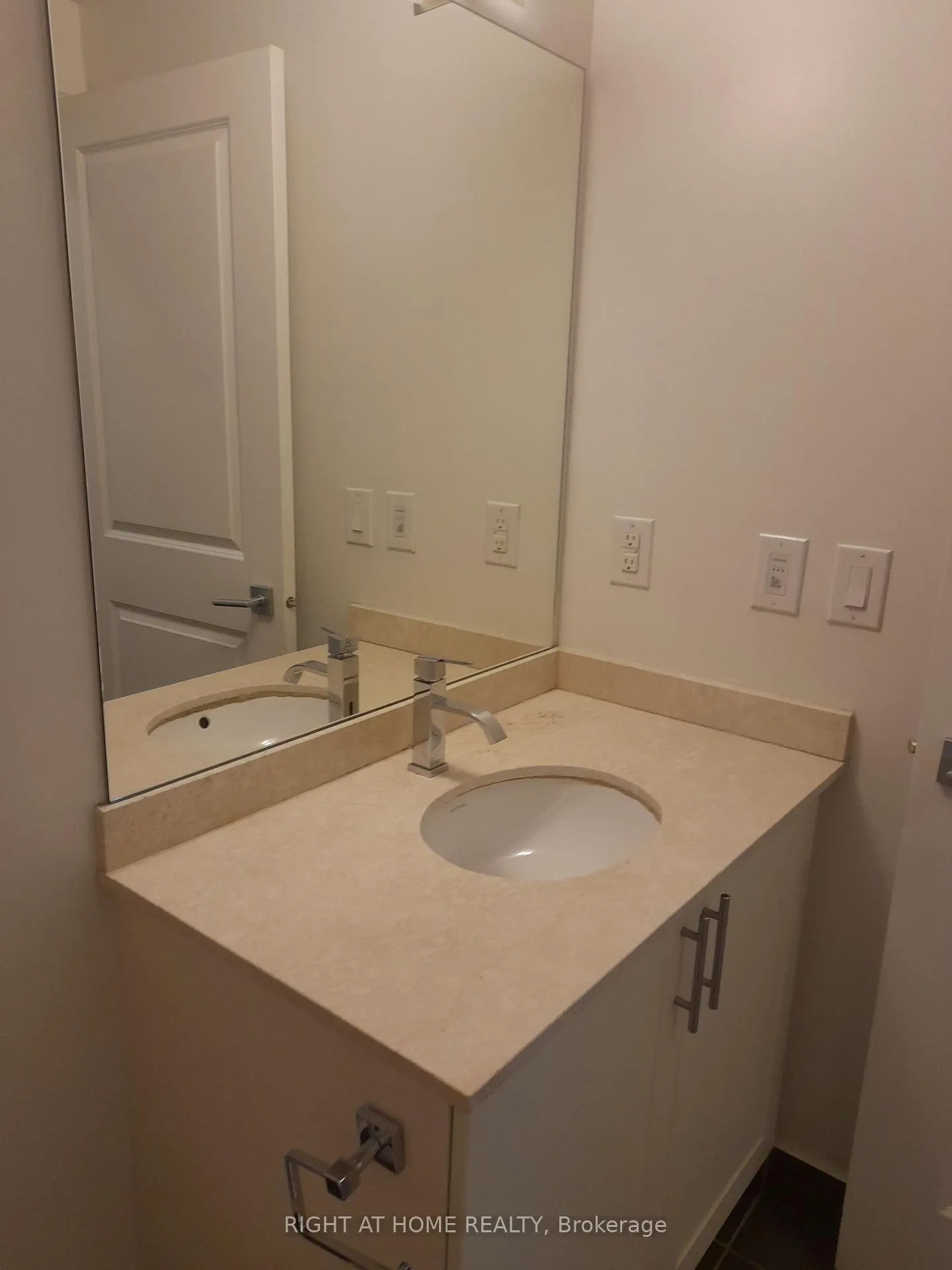 Photo 7 of Unit 832, 7165 Yonge Street, Markham, Thornhill — HOMEH