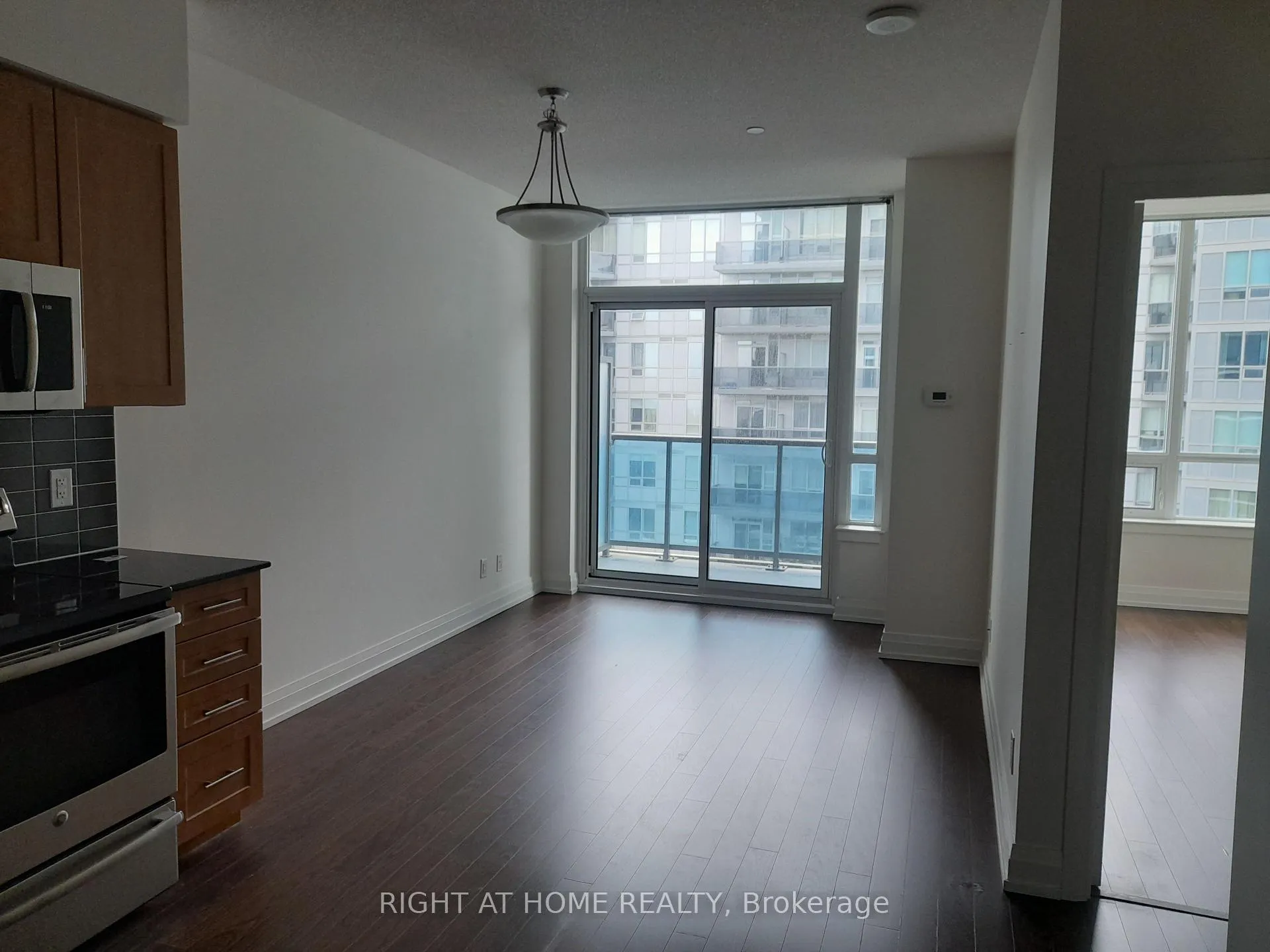 Photo 10 of Unit 832, 7165 Yonge Street, Markham, Thornhill — HOMEH