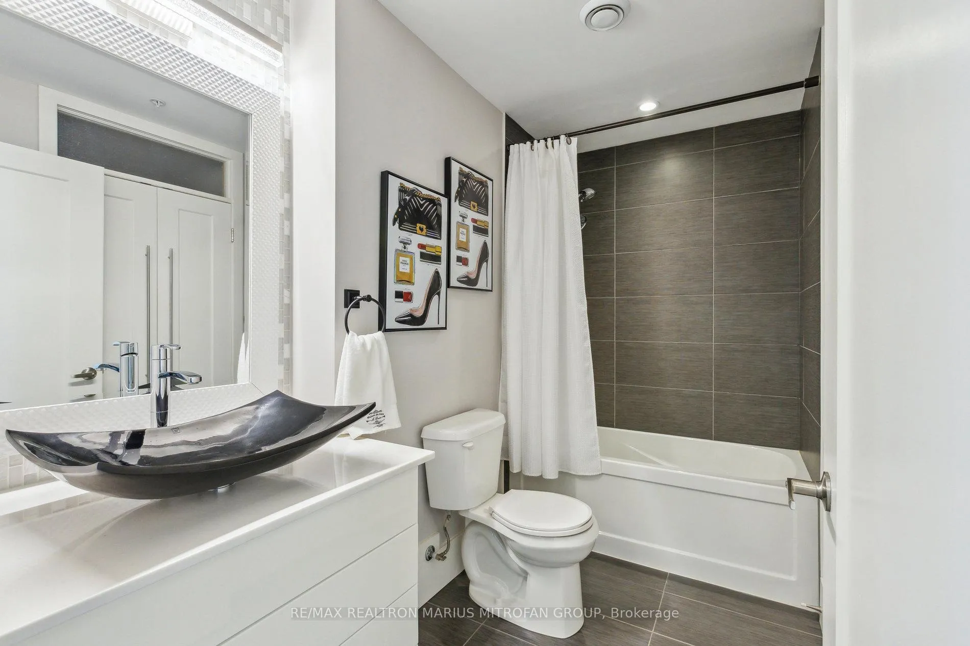 Photo 37 of Unit 613, 1 Victoria Street S, Kitchener — HOMEH