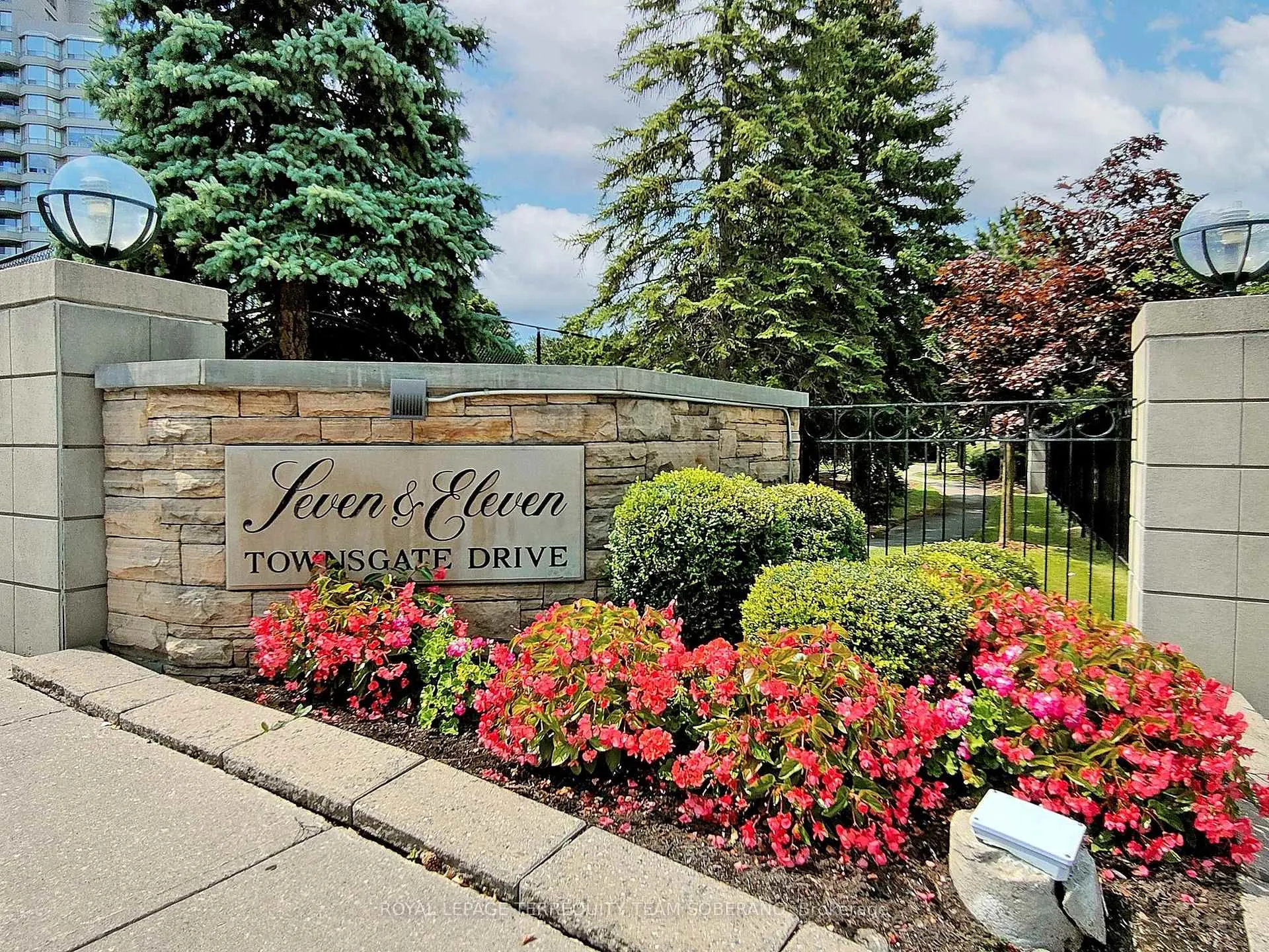 Photo 2 of Unit 312, 7 Townsgate Drive, Vaughan, Crestwood-Springfarm-Yorkhill — HOMEH