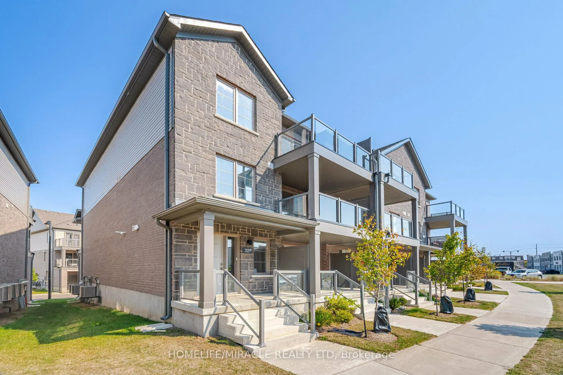 Photo 2 of 229 West oak Trail, Kitchener — HOMEH