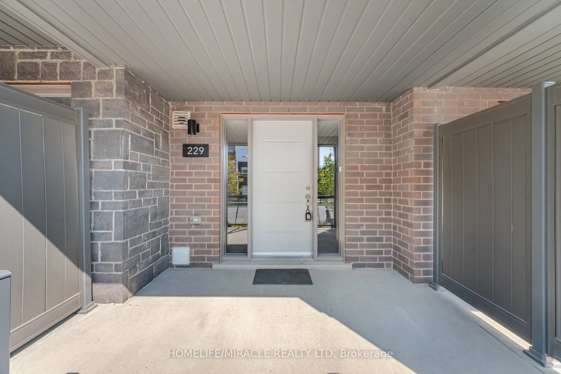 Photo 3 of 229 West oak Trail, Kitchener — HOMEH