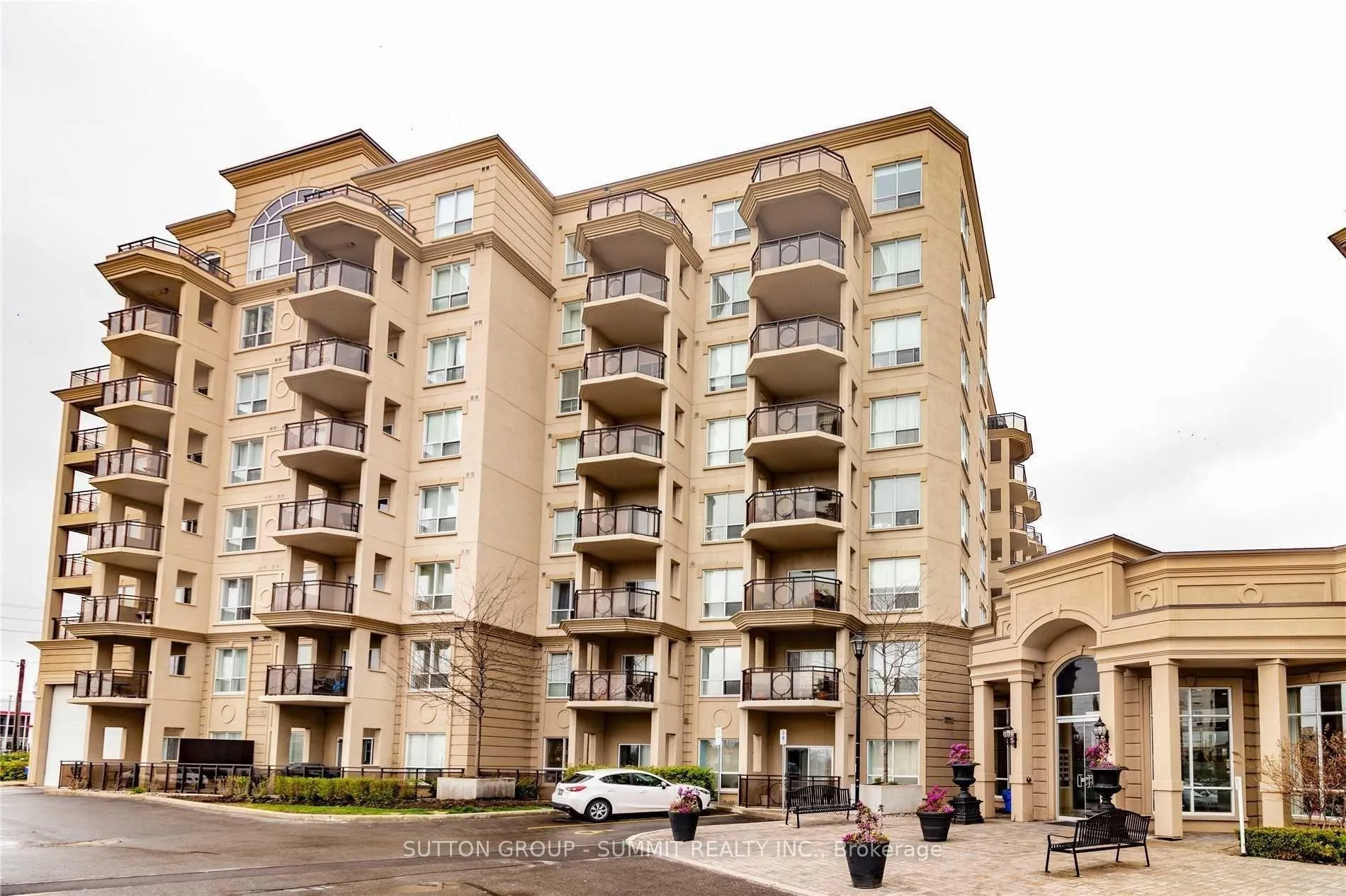 Front of Unit 718, 8 Maison Parc Court
