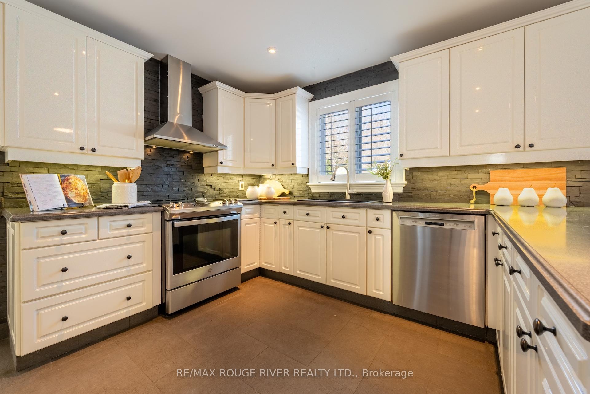 Photo 16 of 56 East House Crescent, Cobourg — HOMEH