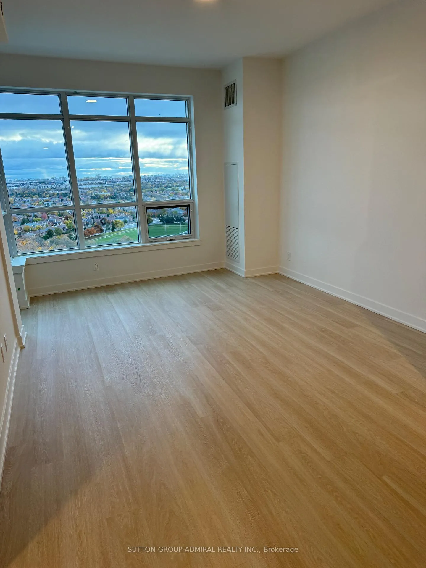Photo 8 of Unit 1802, 30 Upper Mall Way, Vaughan, Brownridge — HOMEH