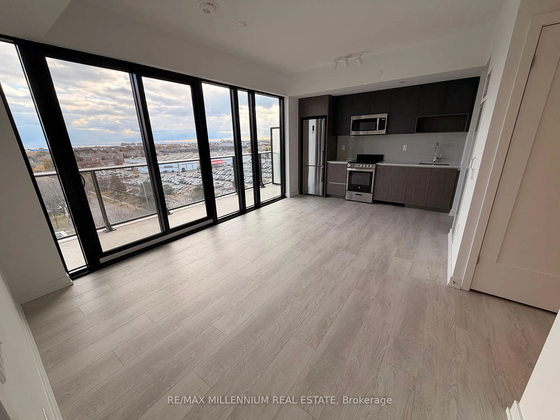 Front of Unit 814, 801 The Queens Way