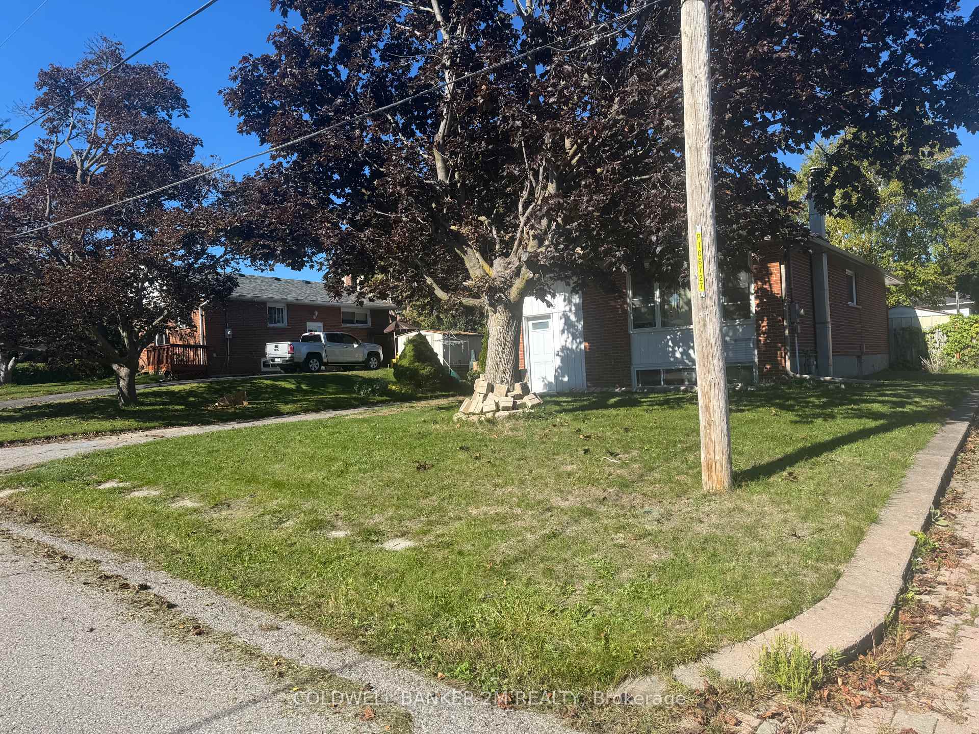 Photo 3 of 2 Summerfield Court, Clarington, Bowmanville — HOMEH