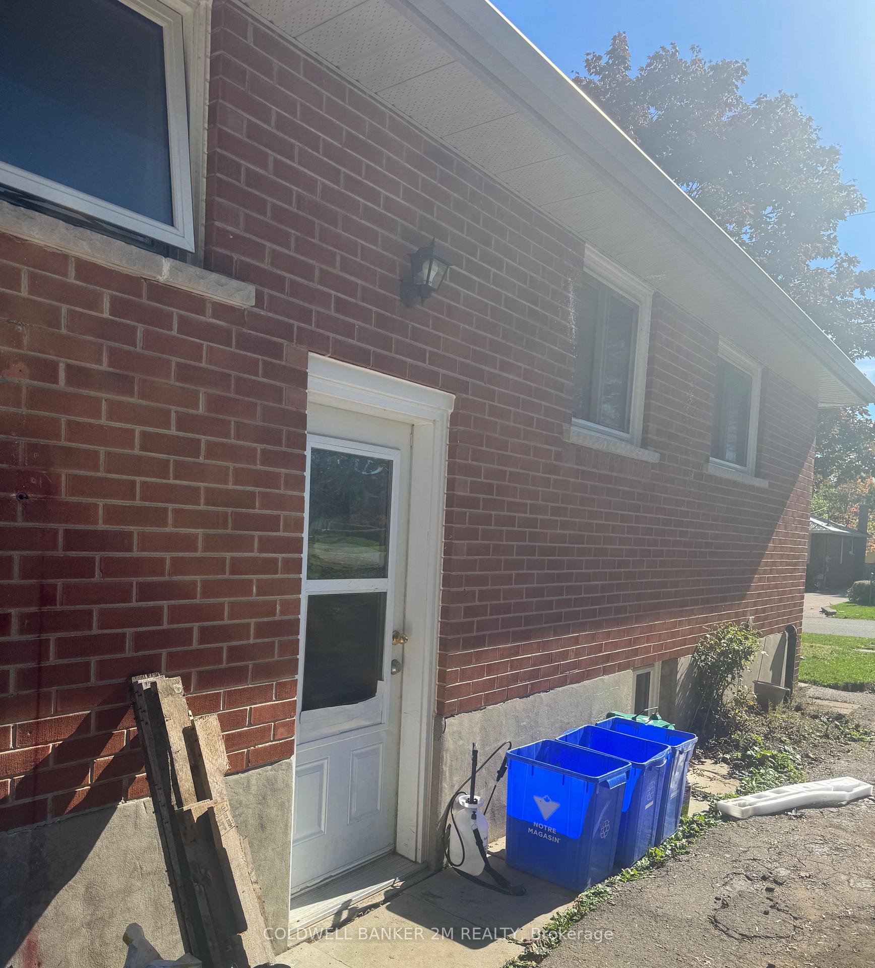 Photo 4 of 2 Summerfield Court, Clarington, Bowmanville — HOMEH