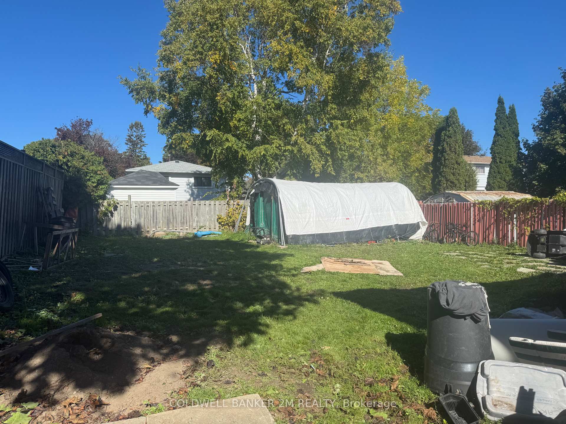 Photo 5 of 2 Summerfield Court, Clarington, Bowmanville — HOMEH