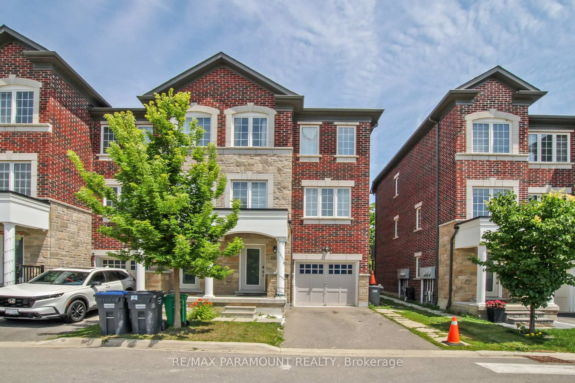 Front of 15 Autumnwood Avenue W