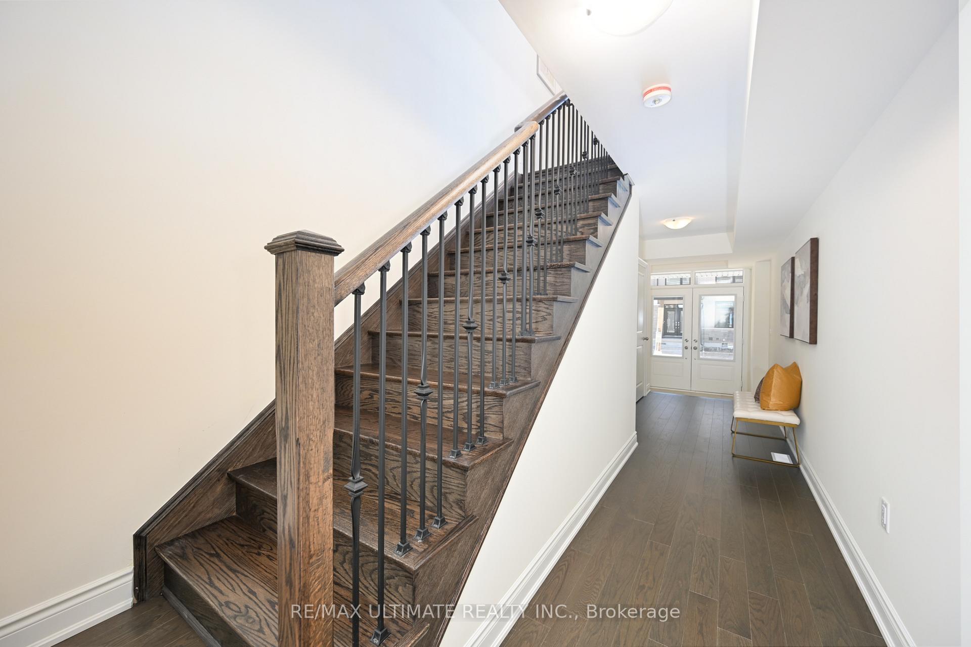 Photo 3 of 33 Bonnington Drive, Brampton, Northwest Brampton — HOMEH