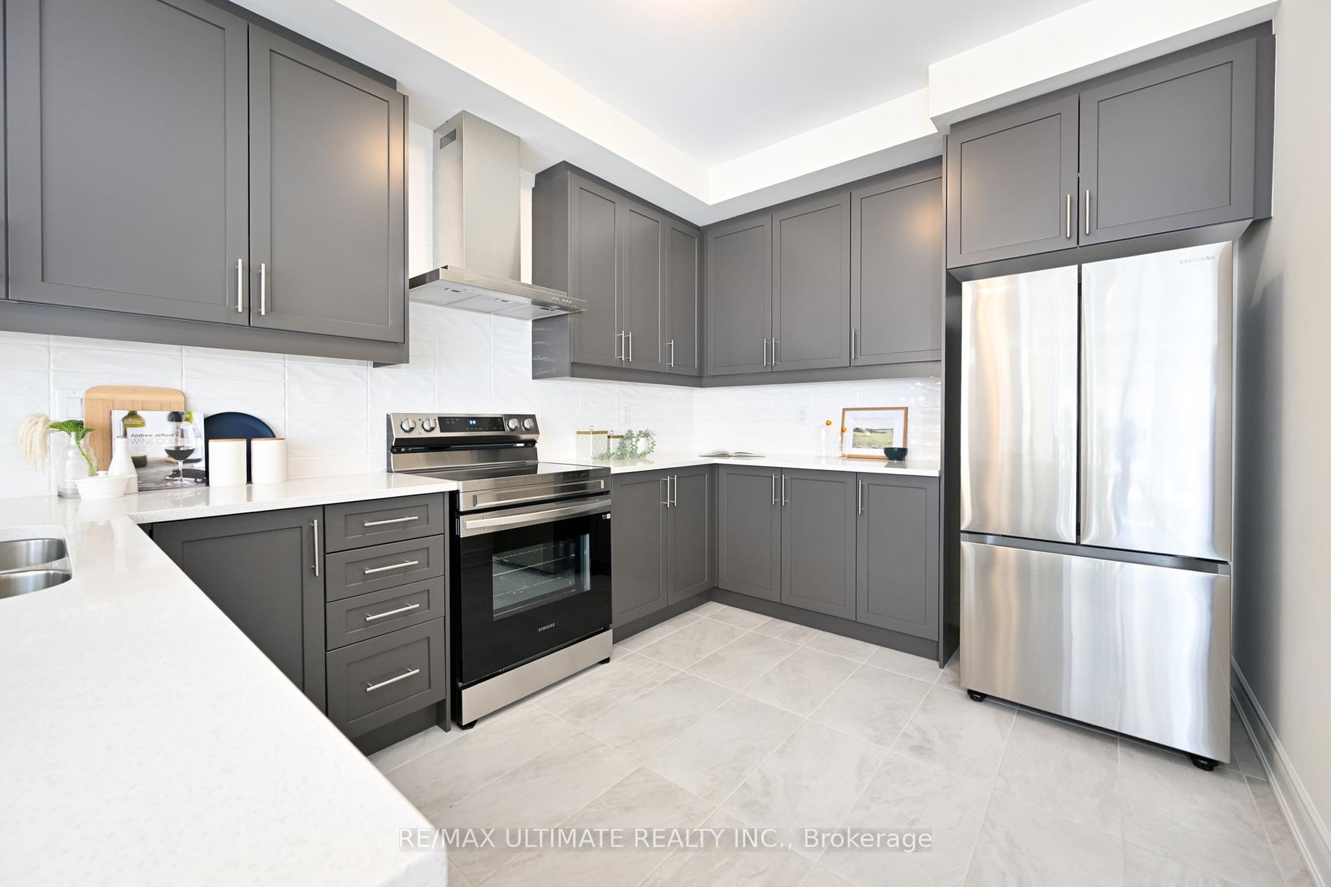 Photo 6 of 33 Bonnington Drive, Brampton, Northwest Brampton — HOMEH