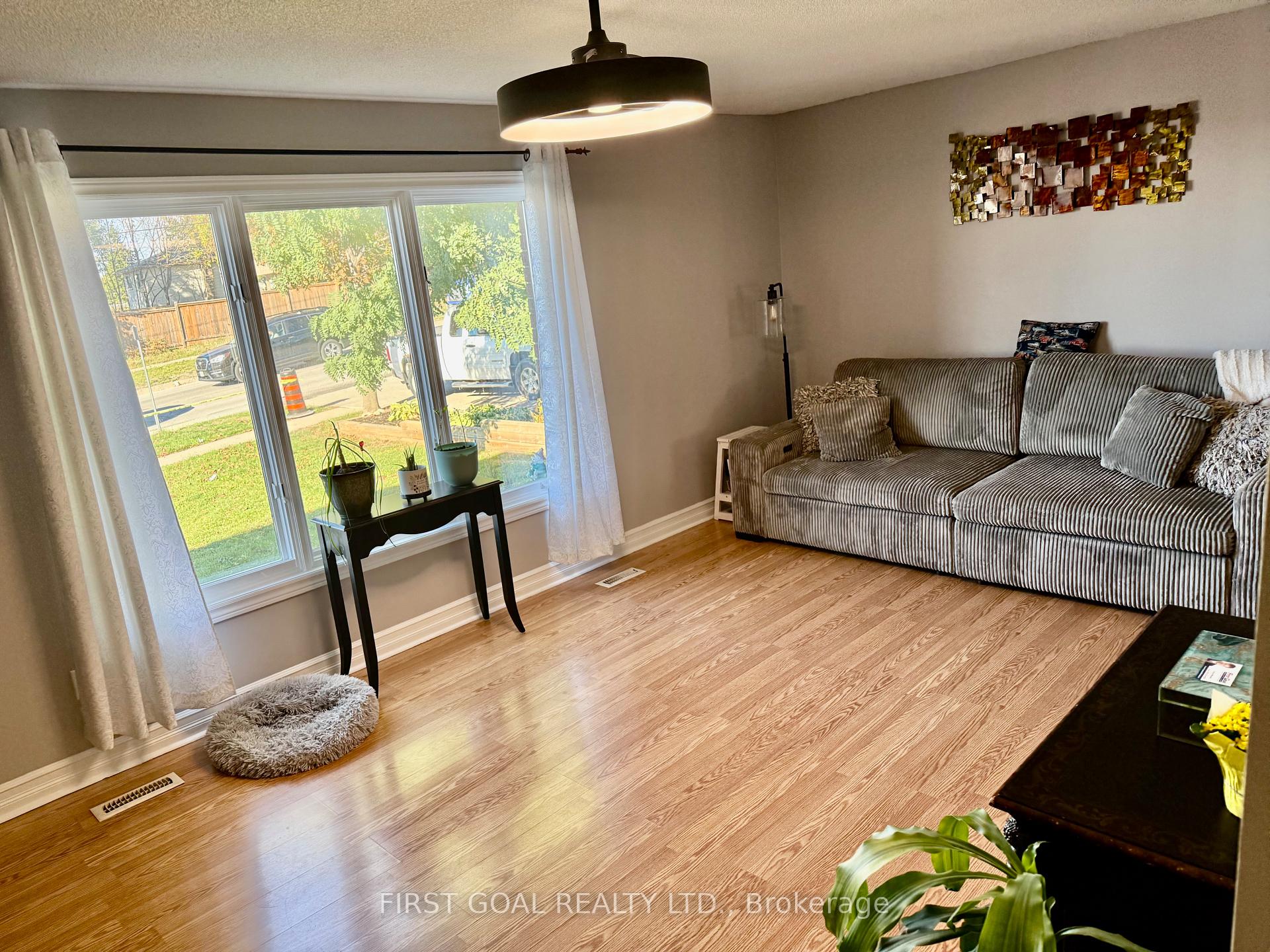 Photo 2 of 15 Little Avenue, Barrie, 400 East — HOMEH
