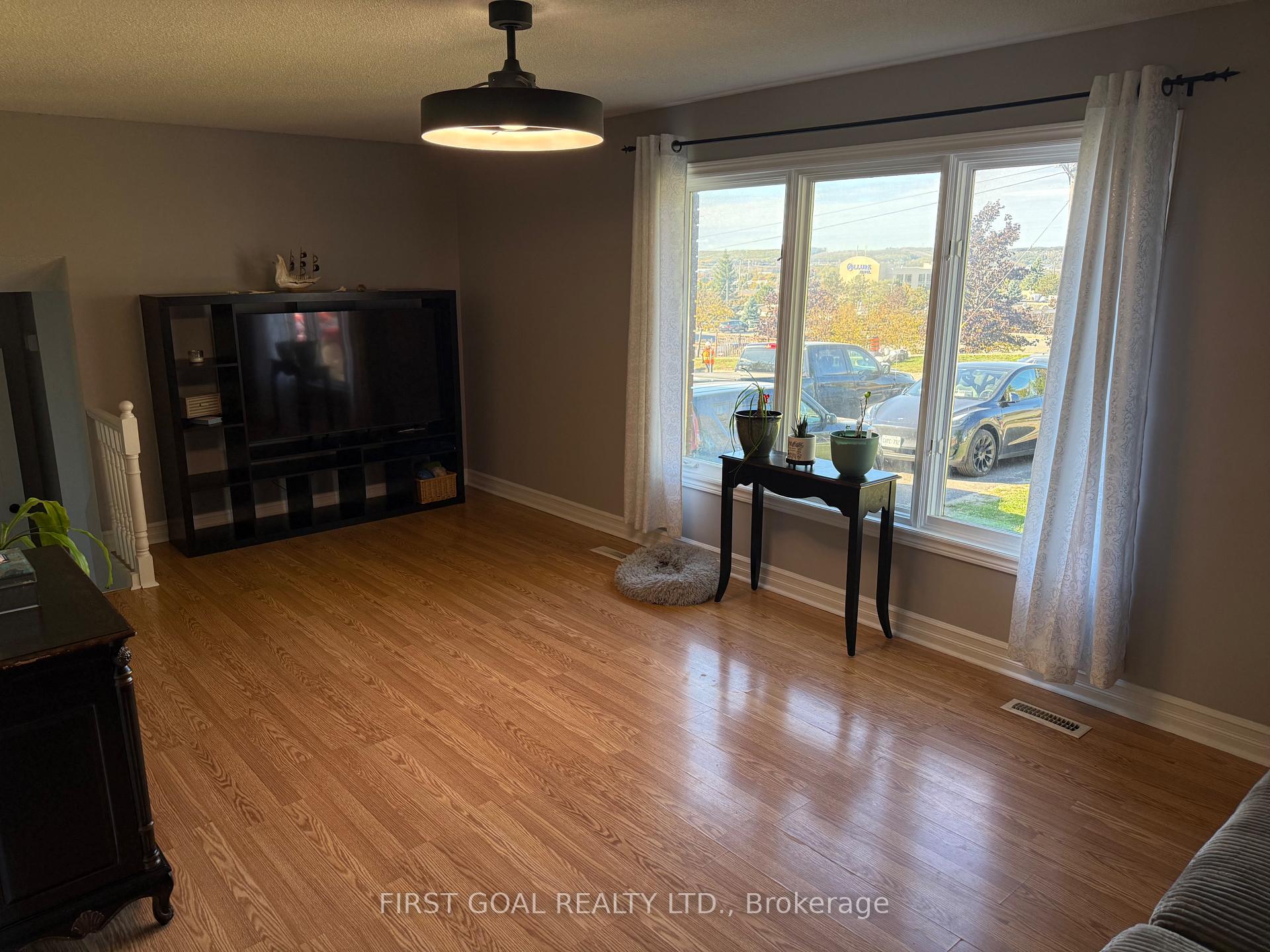 Photo 3 of 15 Little Avenue, Barrie, 400 East — HOMEH