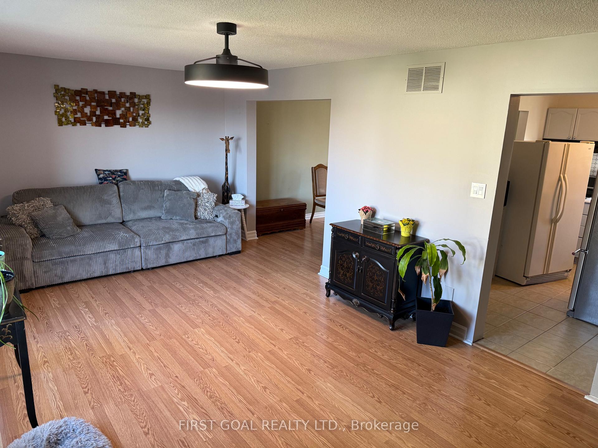 Photo 4 of 15 Little Avenue, Barrie, 400 East — HOMEH