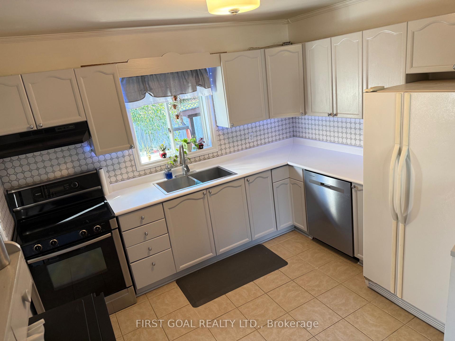 Photo 7 of 15 Little Avenue, Barrie, 400 East — HOMEH