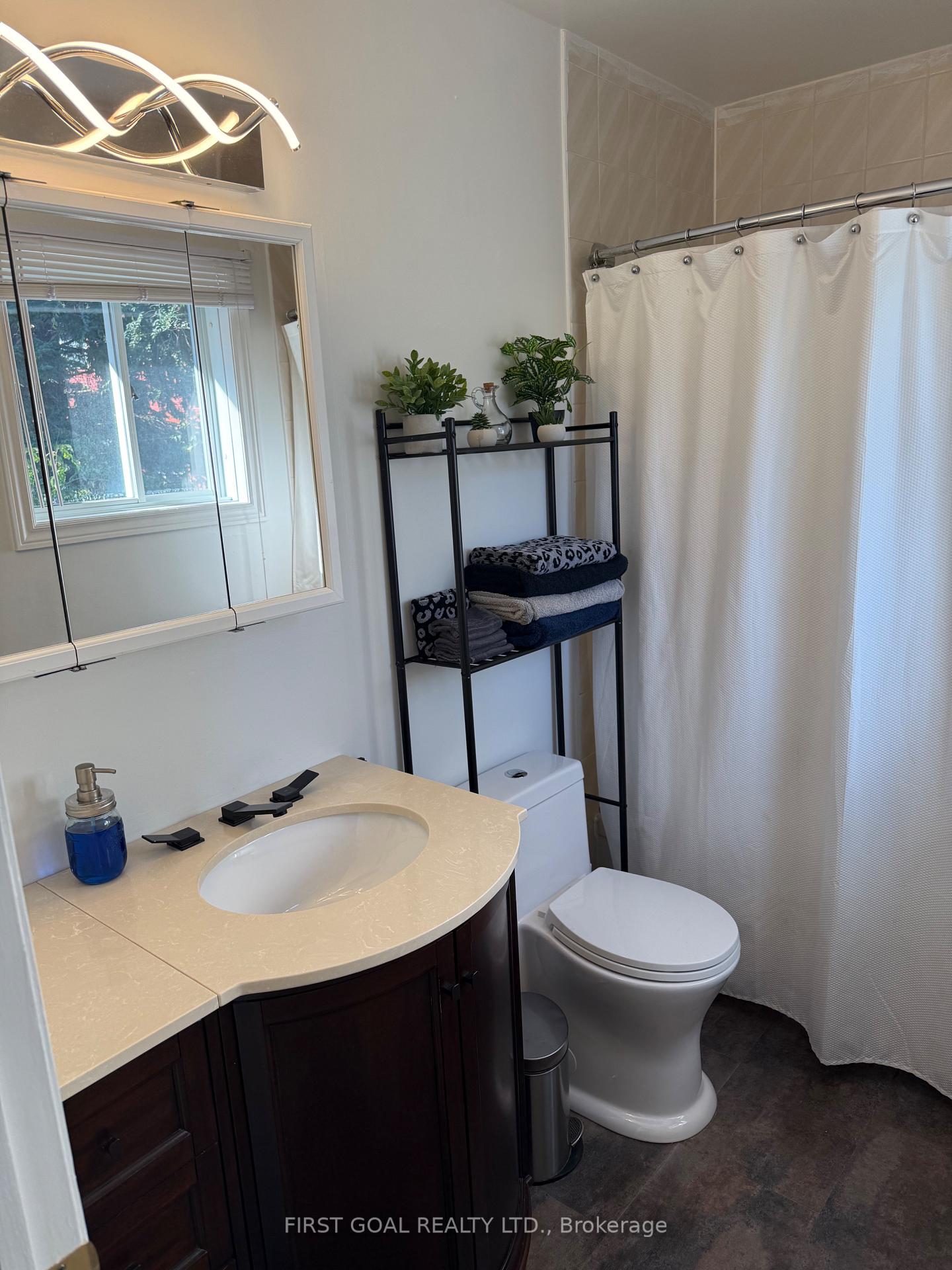 Photo 12 of 15 Little Avenue, Barrie, 400 East — HOMEH