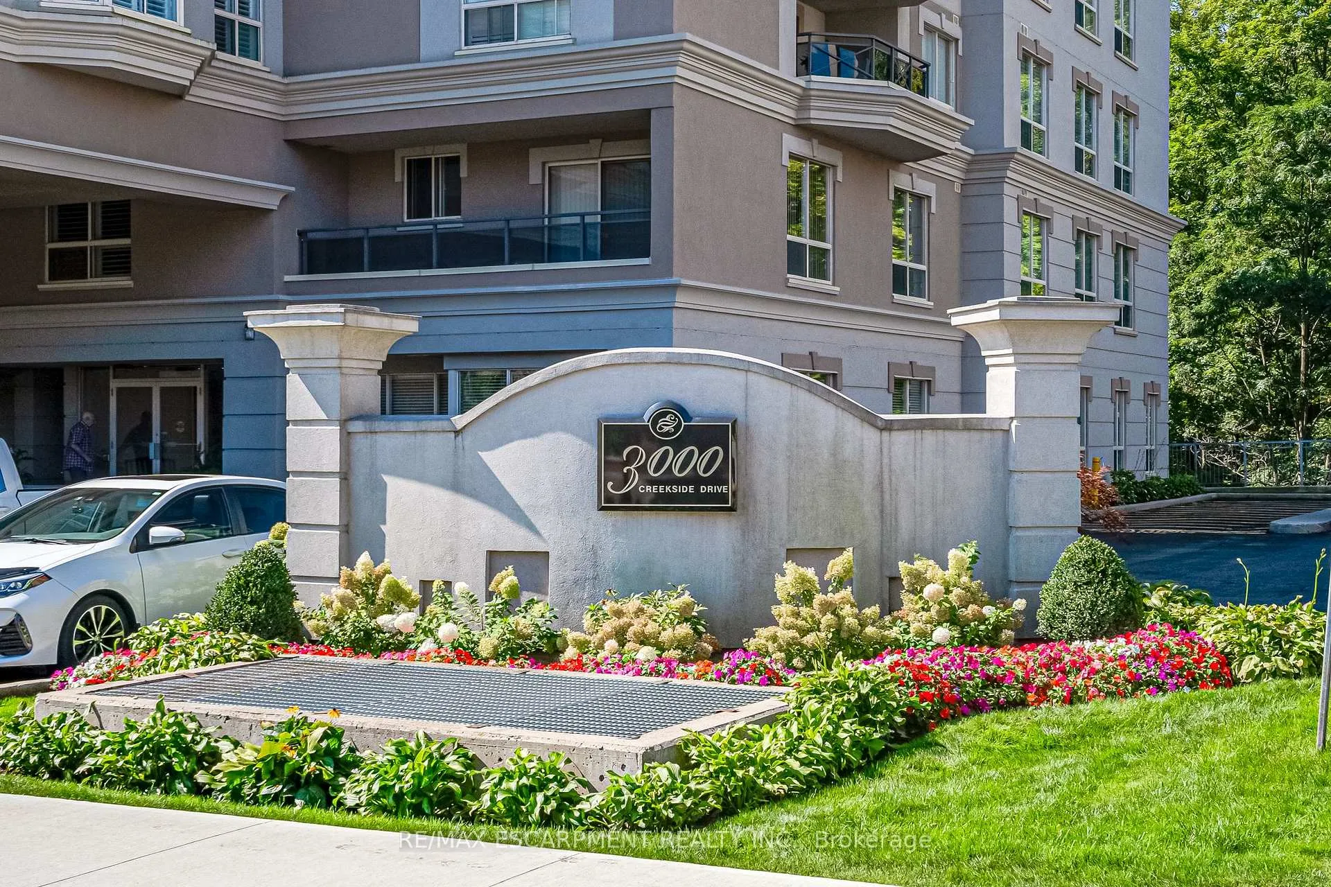 Photo 2 of Unit 801, 3000 Creekside Drive, Hamilton, Dundas — HOMEH