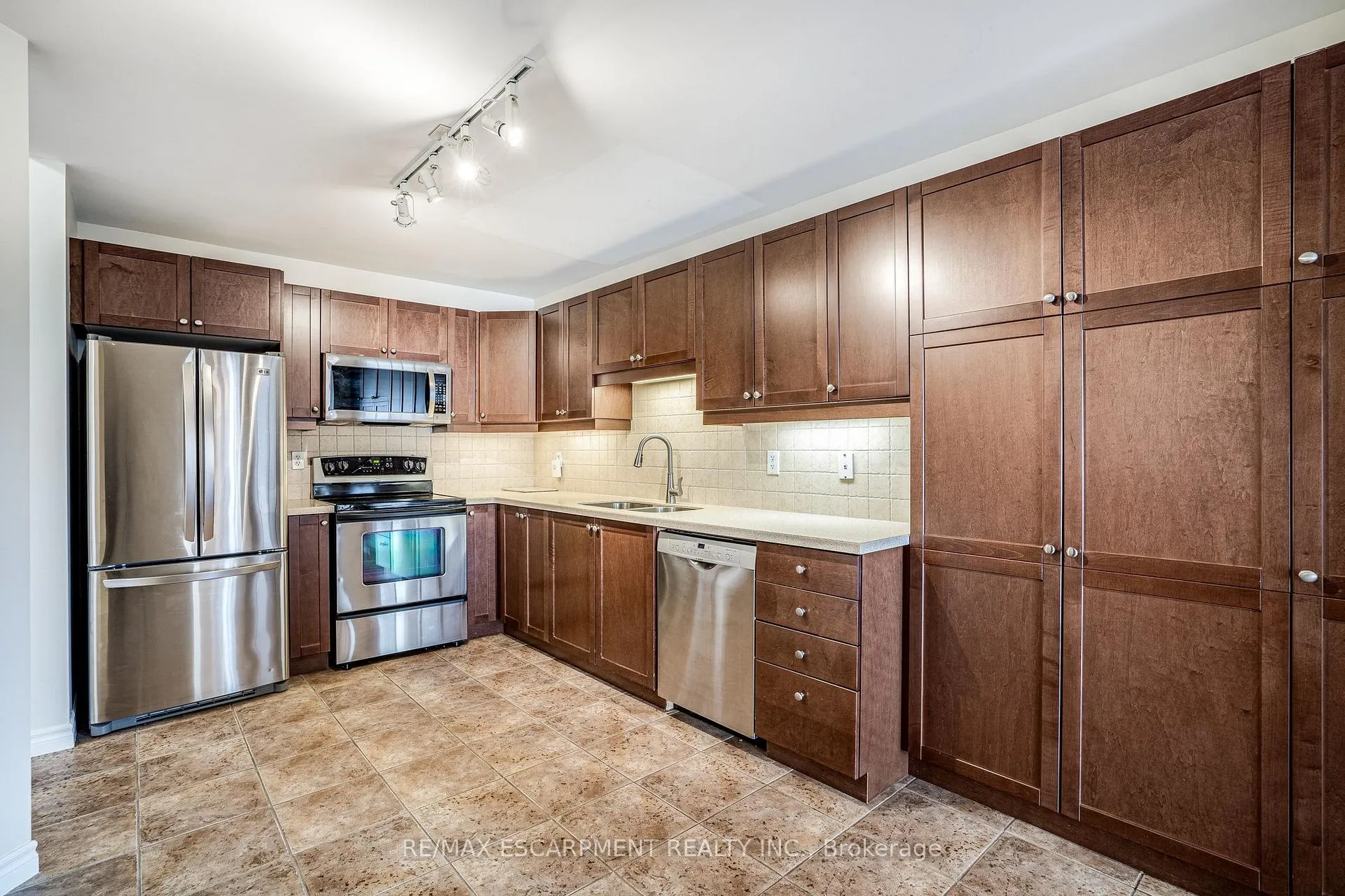Photo 4 of Unit 801, 3000 Creekside Drive, Hamilton, Dundas — HOMEH