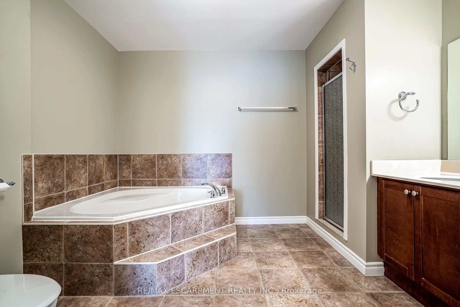 Photo 8 of Unit 801, 3000 Creekside Drive, Hamilton, Dundas — HOMEH