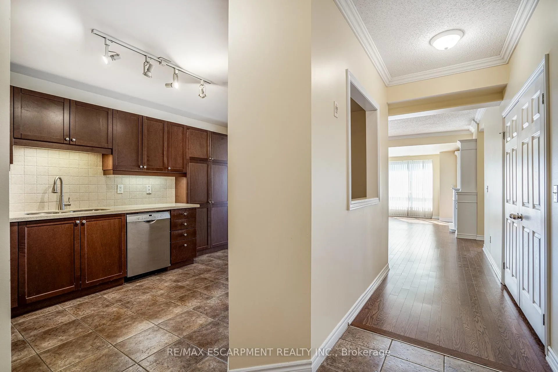 Photo 11 of Unit 801, 3000 Creekside Drive, Hamilton, Dundas — HOMEH